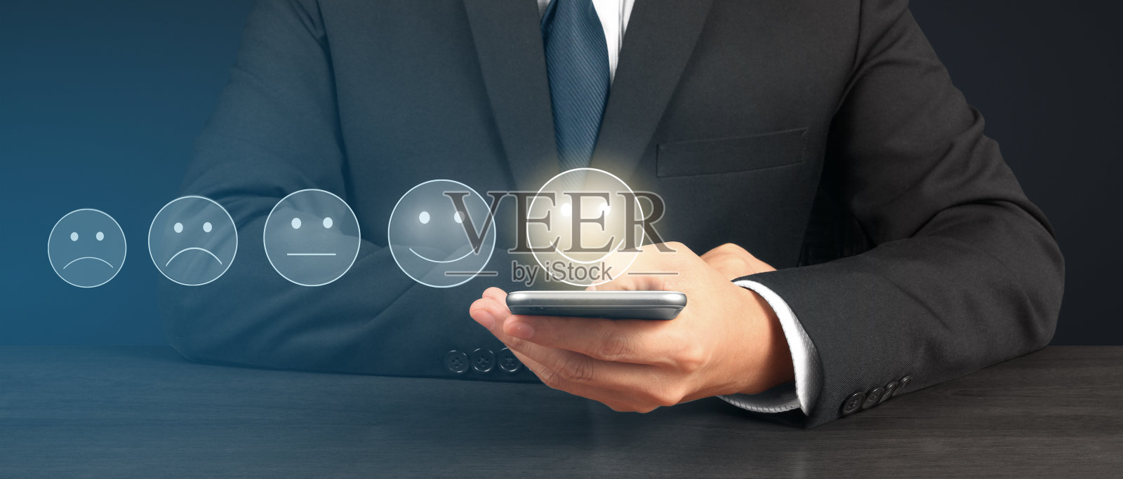 男子拿着智能手机和触摸屏，上面有五星评级反馈照片摄影图片