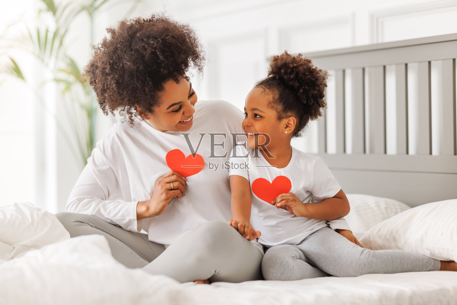 可爱的小女儿在母亲节给妈妈送上贺卡，心意满满，一起在家庆祝照片摄影图片