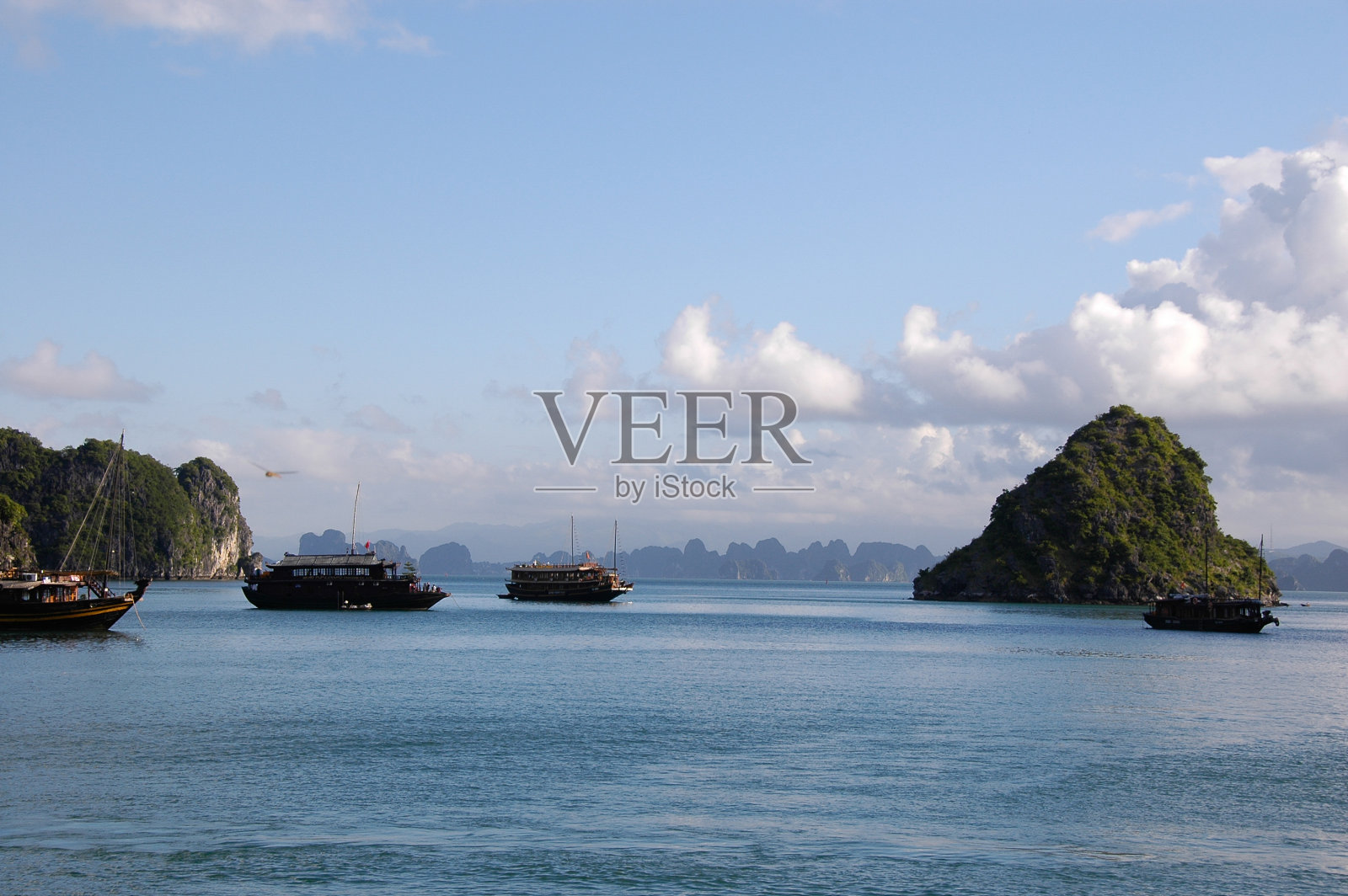 海湾里的船只照片摄影图片