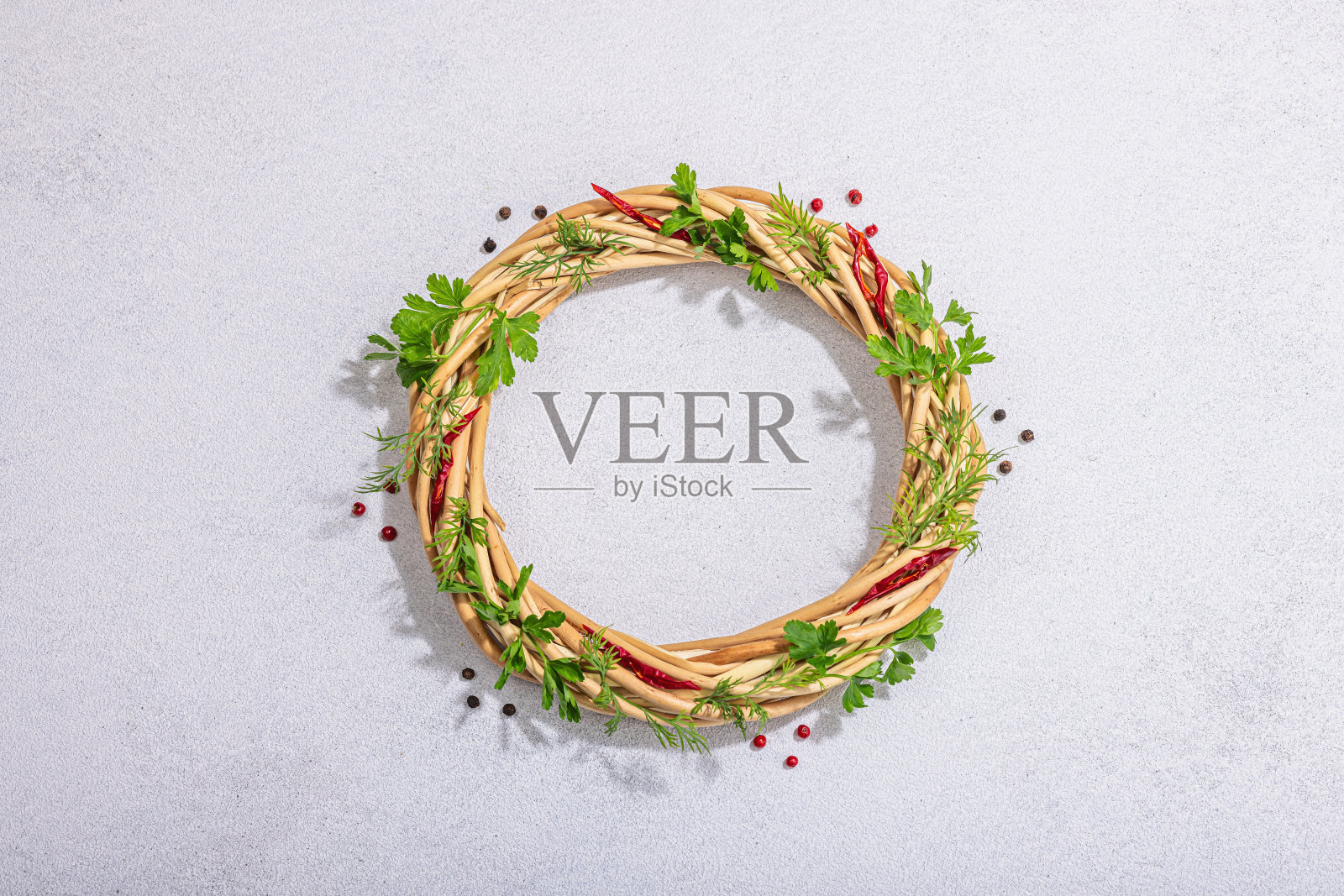 搭配新鲜的绿色蔬菜，辣椒和胡椒。圆框，放文字的地方，平铺照片摄影图片