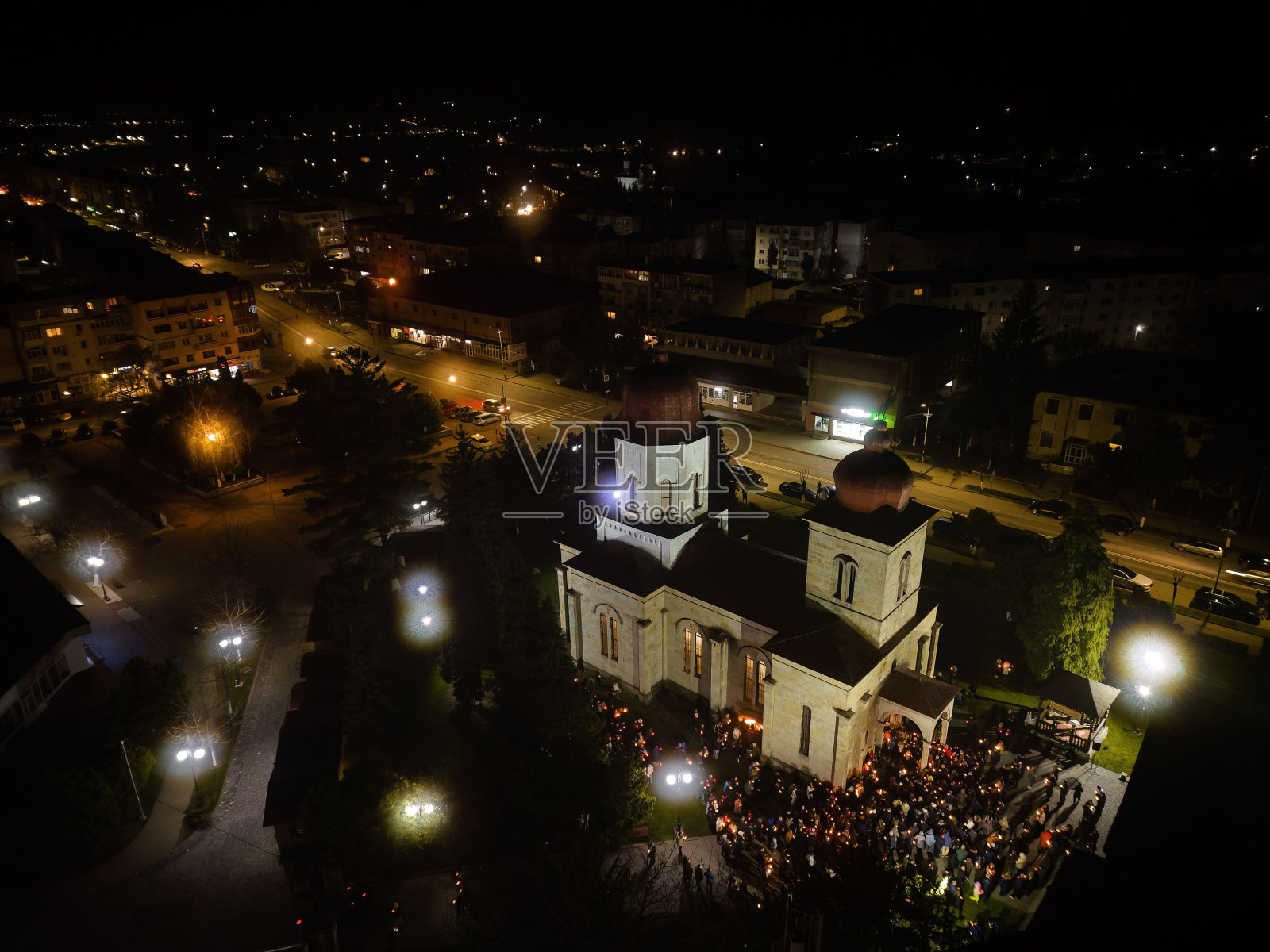 教堂鸟瞰图，人们聚集在院子里照片摄影图片