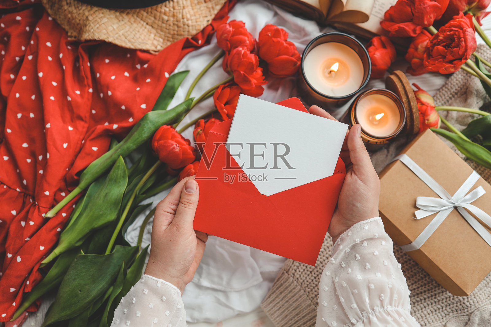 女人的手拿着一封装在手工信封里的信。母亲节或情人节的概念。放文字的地方照片摄影图片