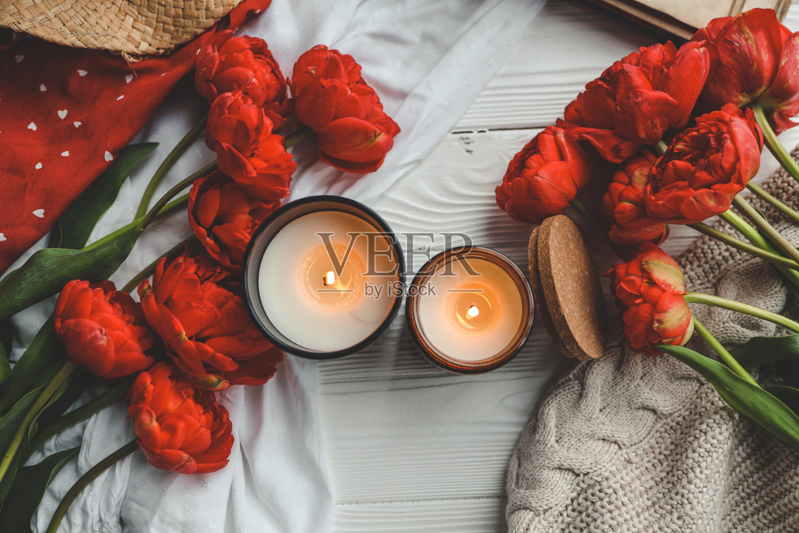 两支燃烧的蜡烛在家里的室内，唯美的照片照片摄影图片