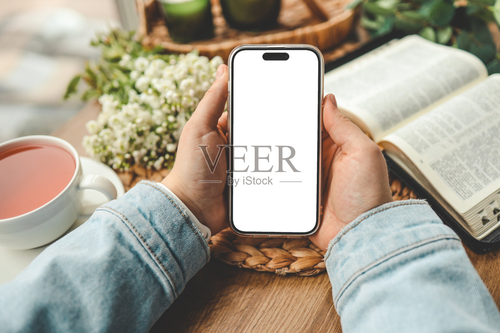 手机在手，屏幕隔离，圣经打开，给你的文字空间照片摄影图片