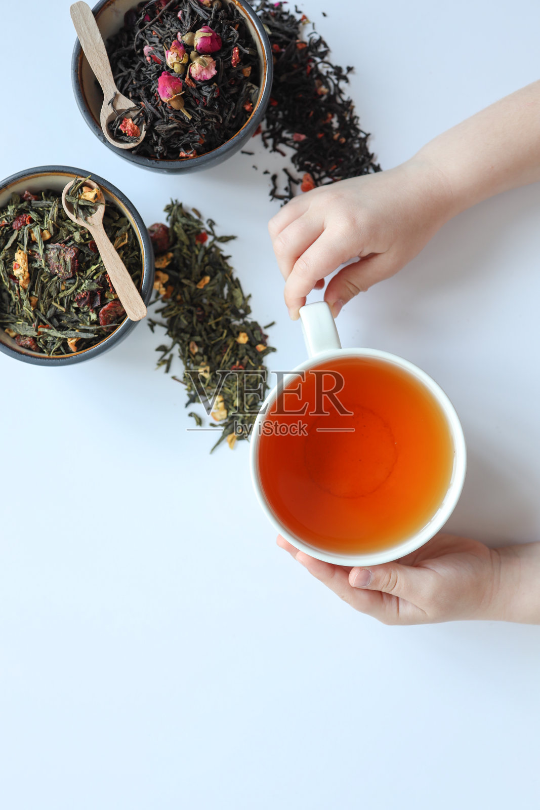 手中一杯白底茶，茶点时光照片摄影图片