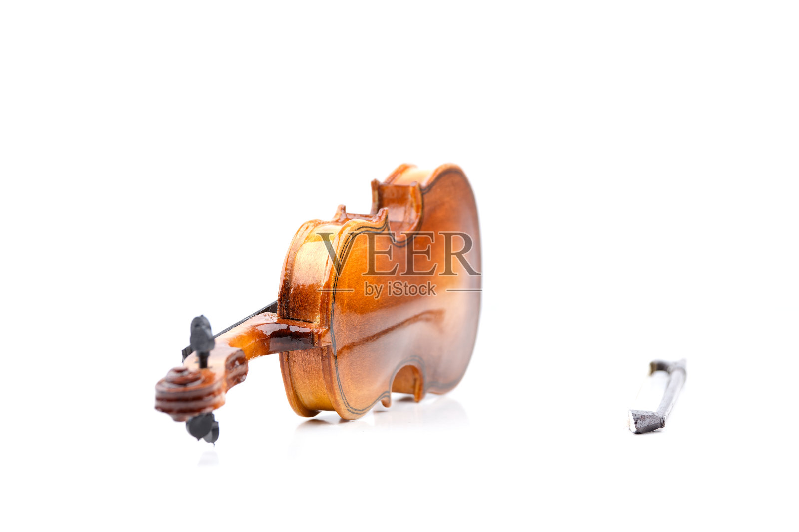 旧小提琴的小模型，包被隔离在白色上照片摄影图片