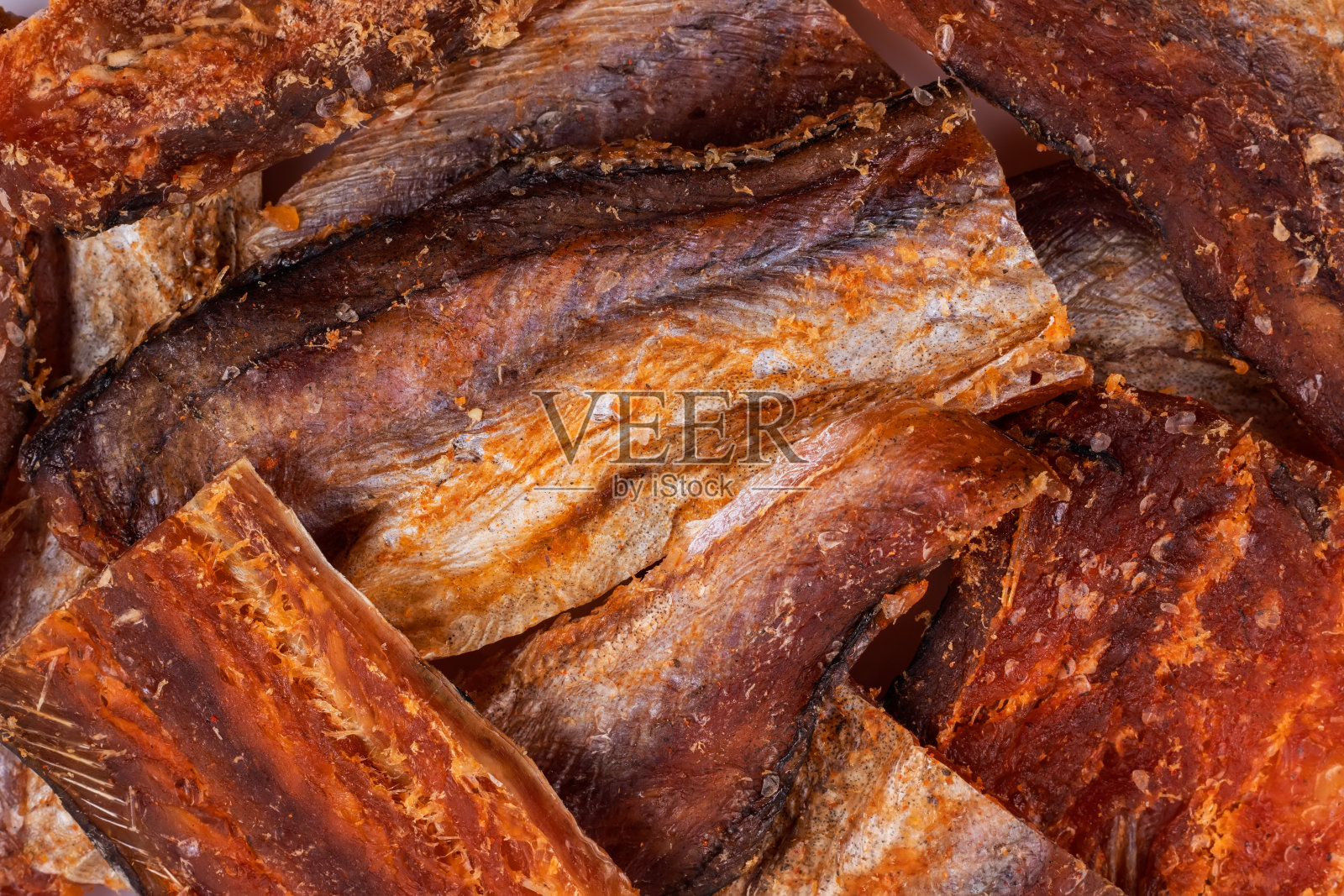 清洗干净的干鱼背景片。干胡椒鳕鱼。胡椒琥珀系列照片摄影图片