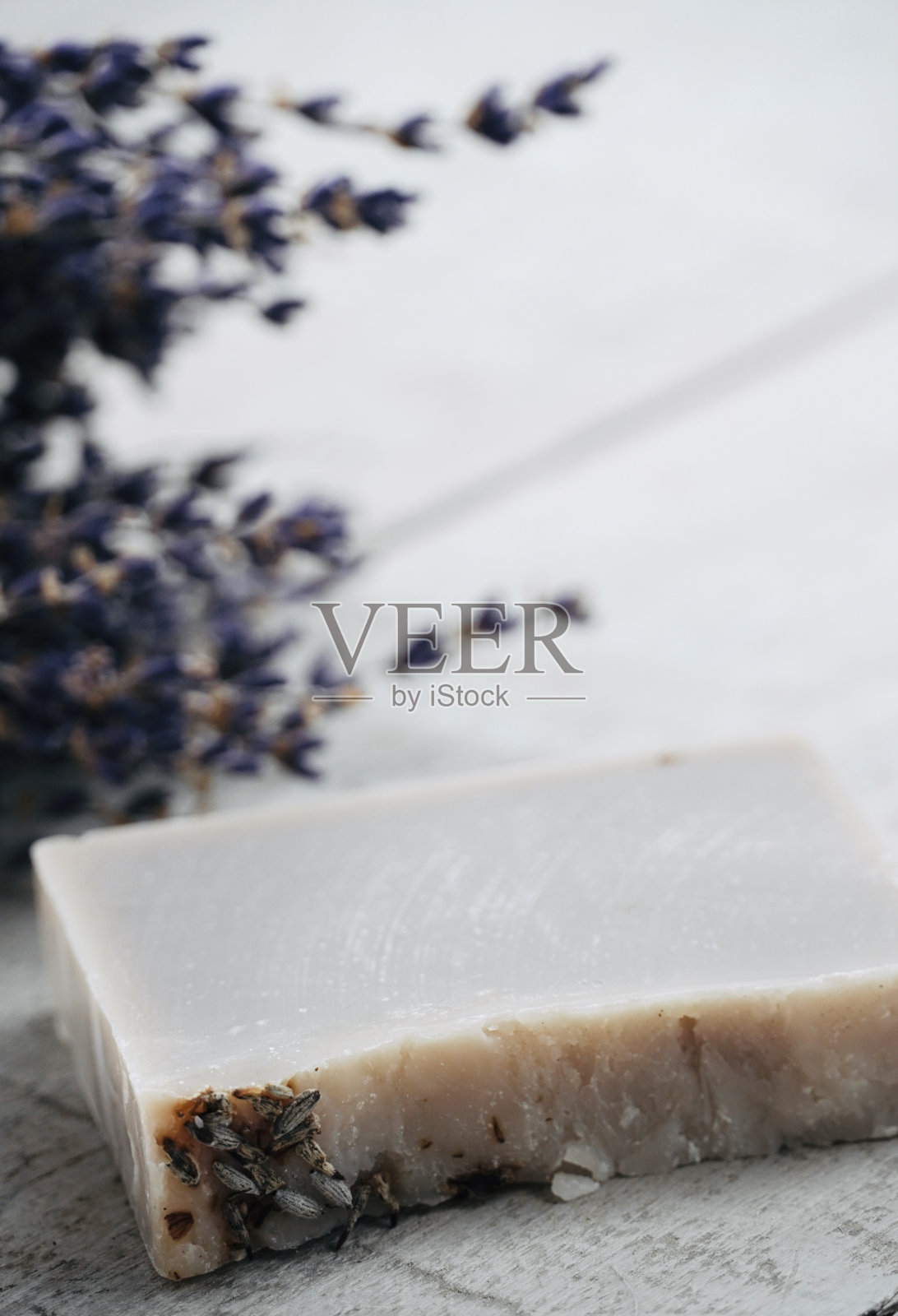 手工薰衣草香皂。照片摄影图片