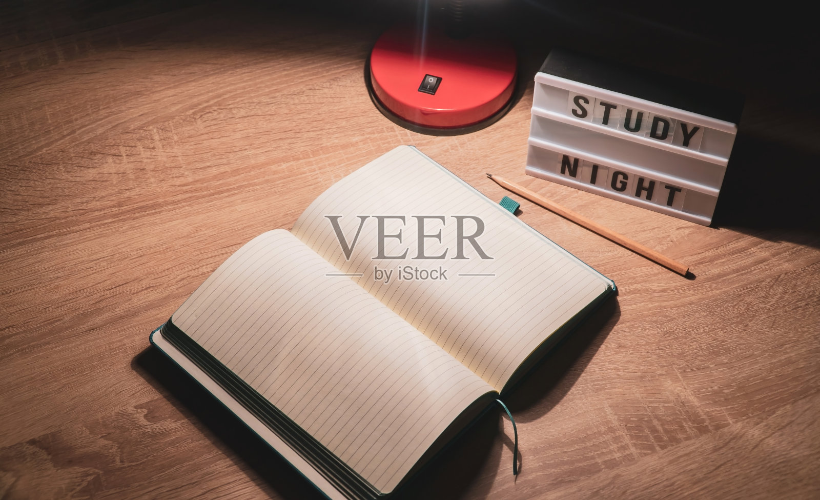 学习概念背景。记事本与空白页和台灯在木桌高角度看。学习时间概念照片摄影图片