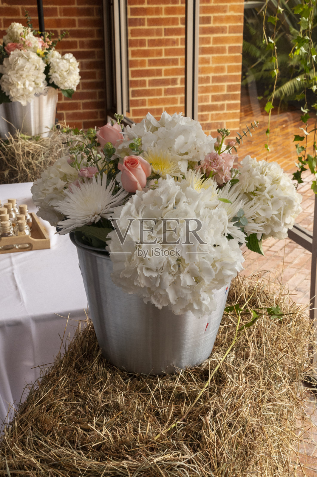 金属桶里的白色和粉色的婚礼花束照片摄影图片