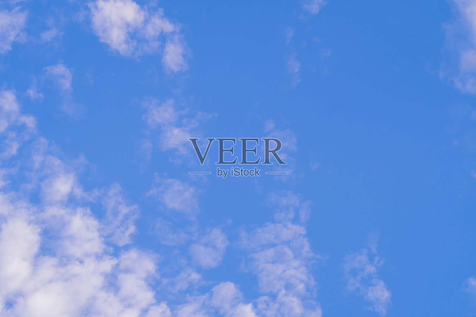 美丽的白色蓬松和卷积云在蓝色的天空背景照片摄影图片