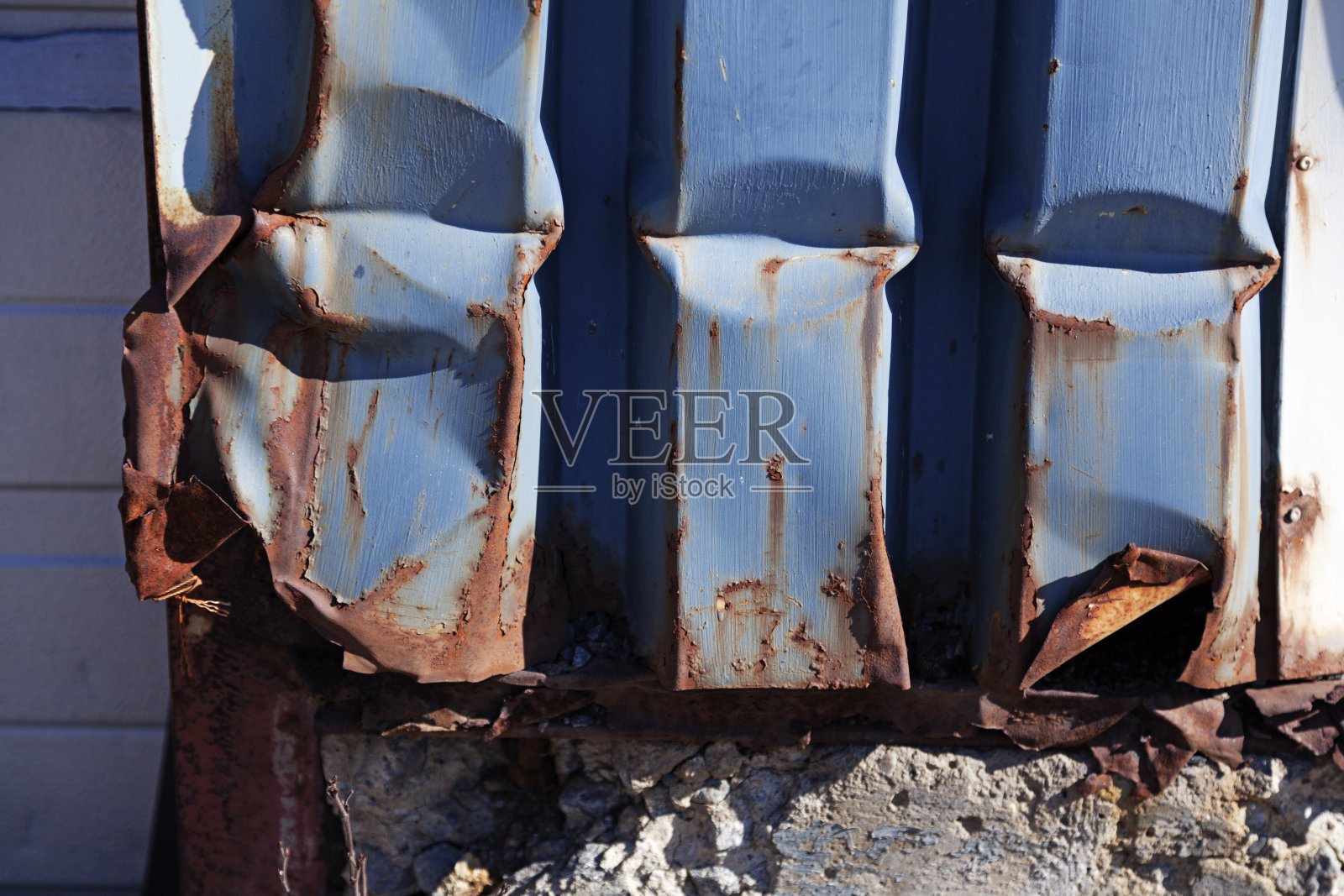 车库里的金属板被撞坏了照片摄影图片