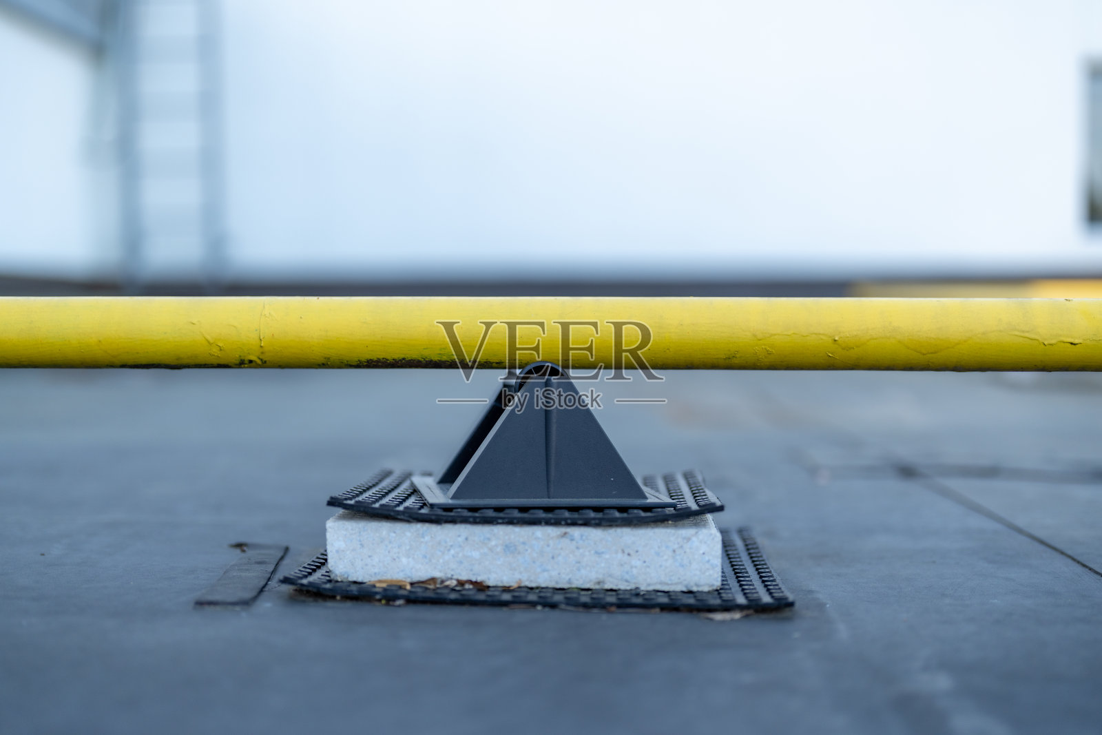 图为大型商业大楼新三元乙丙橡胶上的黄色燃气管道照片摄影图片