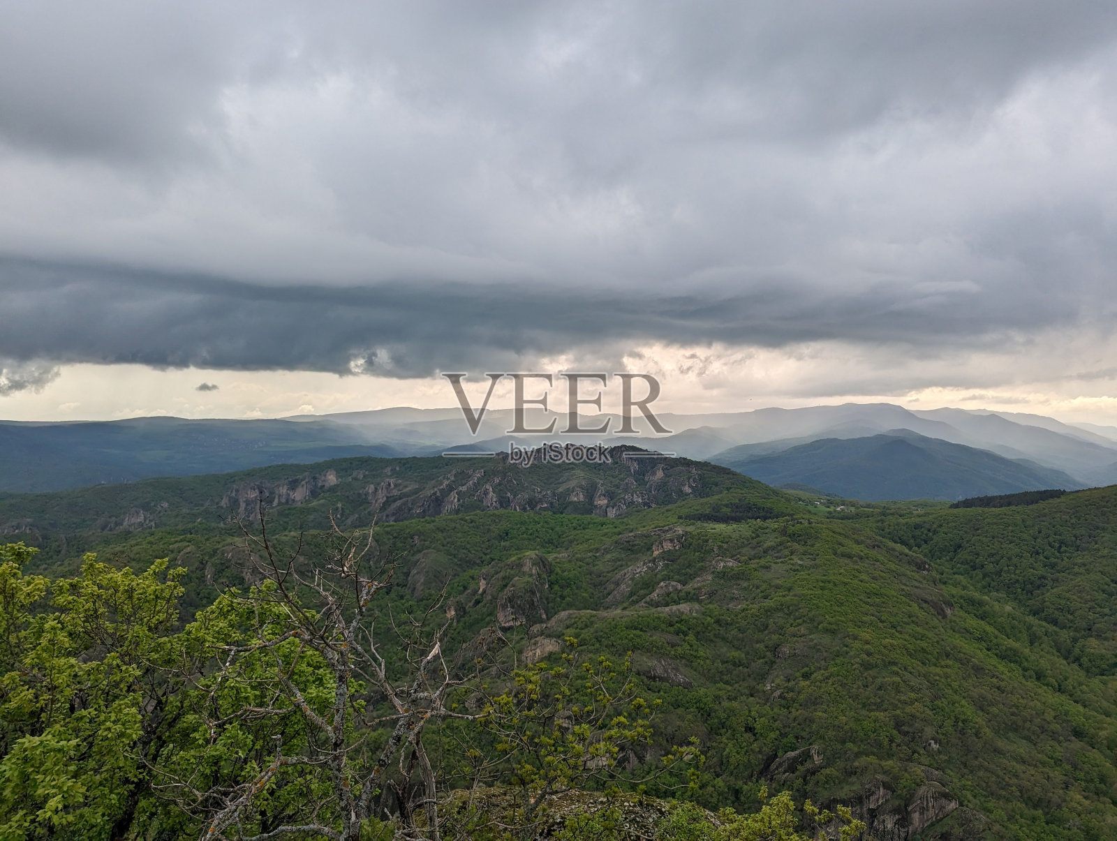 鸟瞰图，美丽的山脉覆盖着郁郁葱葱的绿色植物。照片摄影图片