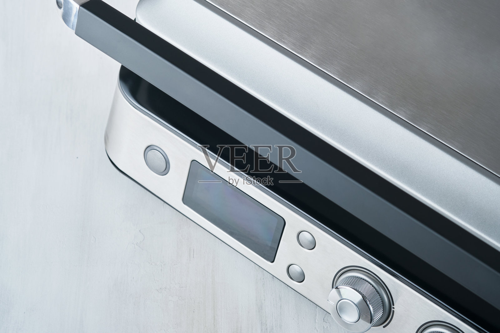 电动烧烤。现代厨房便携式烧烤工具为现代厨房烧烤肉类，蔬菜和零食的晚餐或聚会在浅灰色的背景。放文字或广告的地方。模拟。照片摄影图片