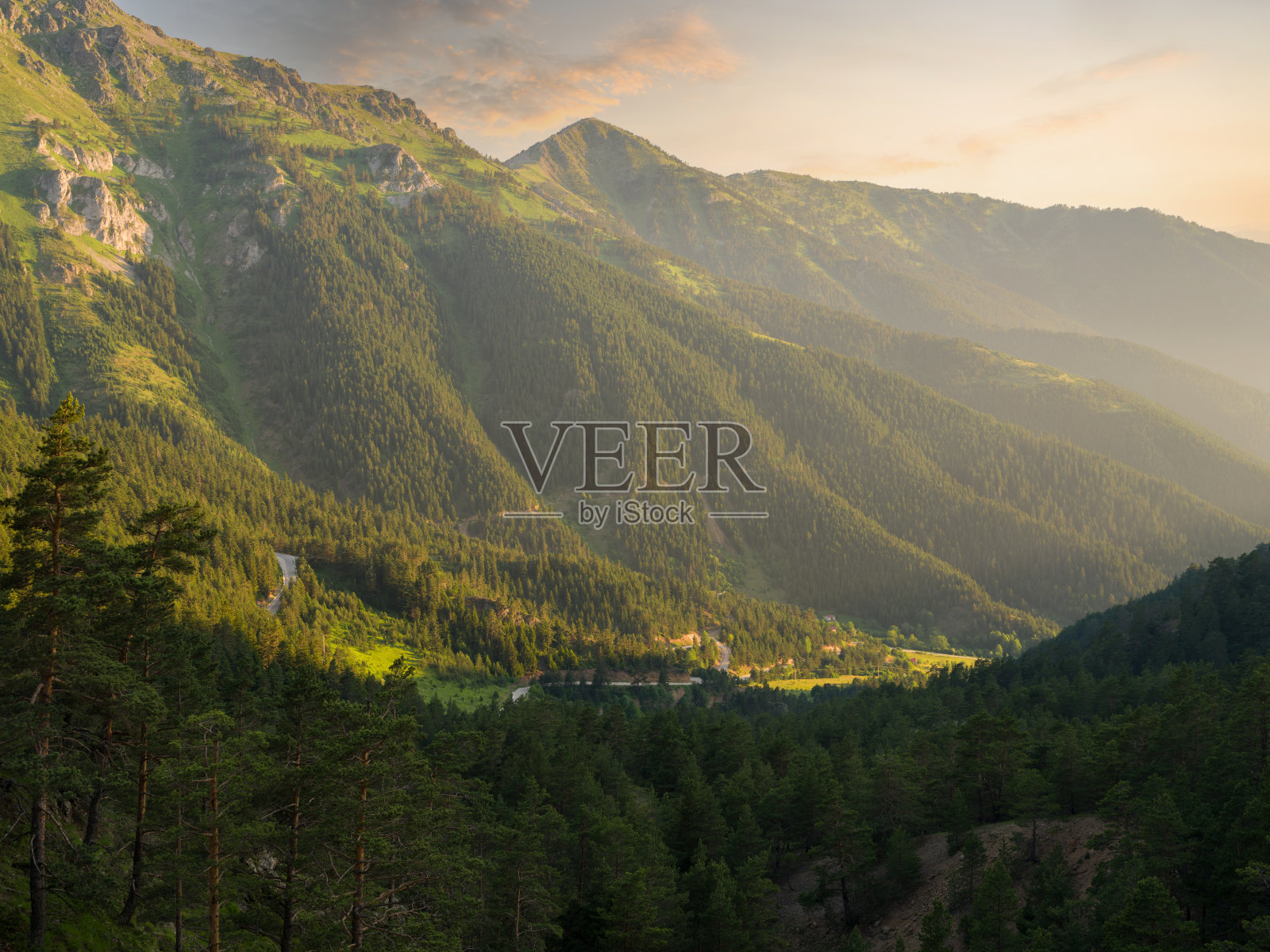 从Saranoy高原看Zigana山脉照片摄影图片