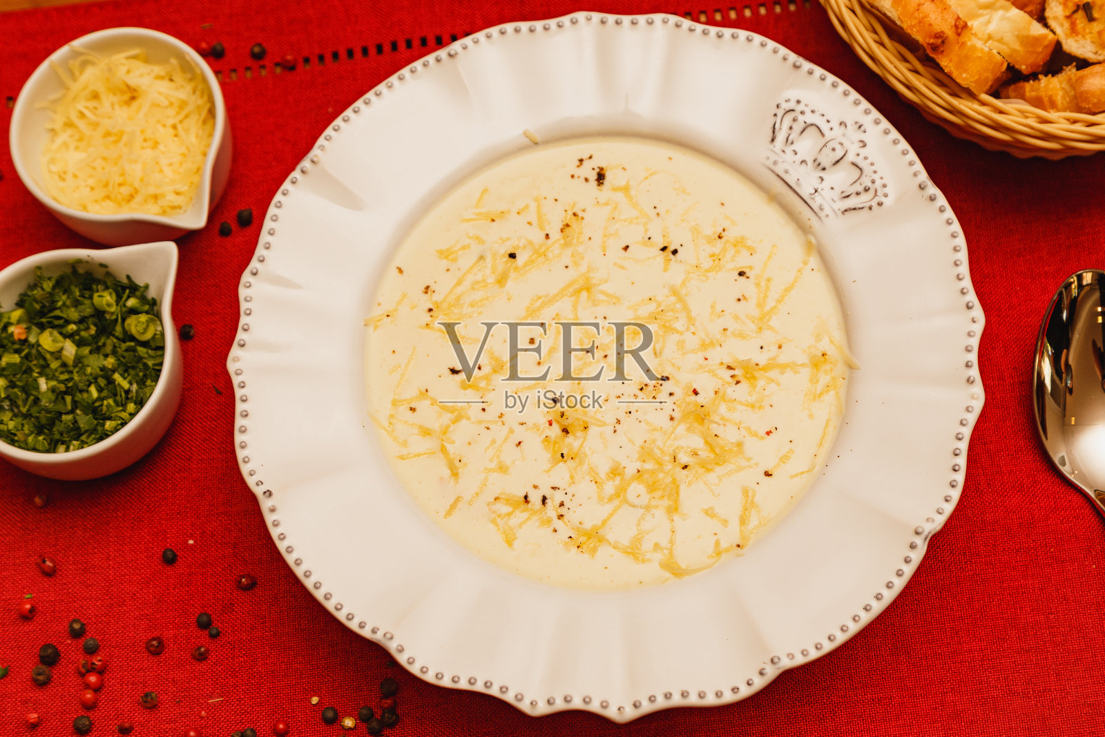 美味可口的木薯汤，土豆汤，上面有磨碎的奶酪的汤，还有欧芹，以木质为背景，汤的烹饪，冬天的食物照片摄影图片