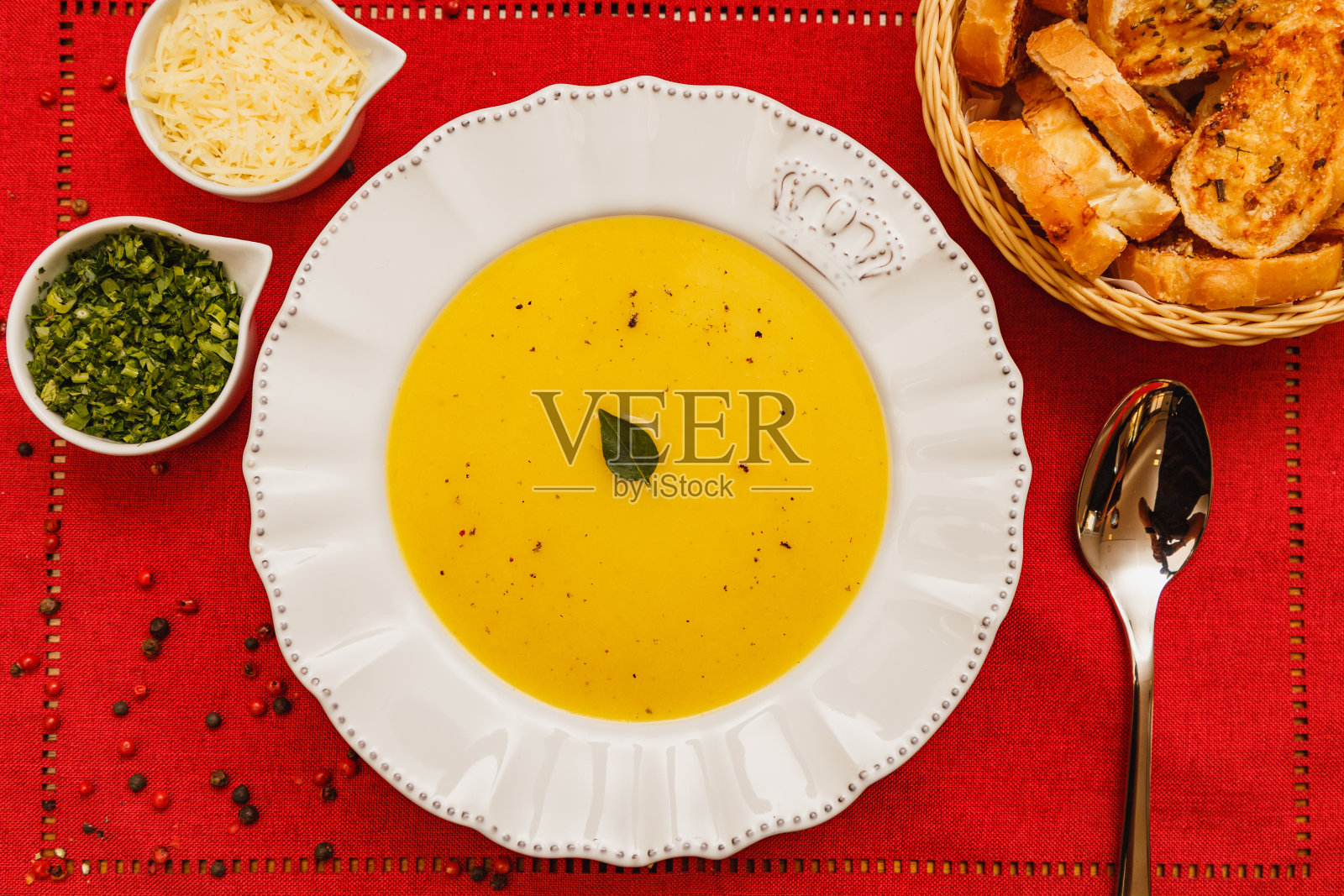 美味的土豆或木薯汤，土豆或木薯汤，素食，欧芹，木制背景和红色织物，美食，巴西冬季食品照片摄影图片