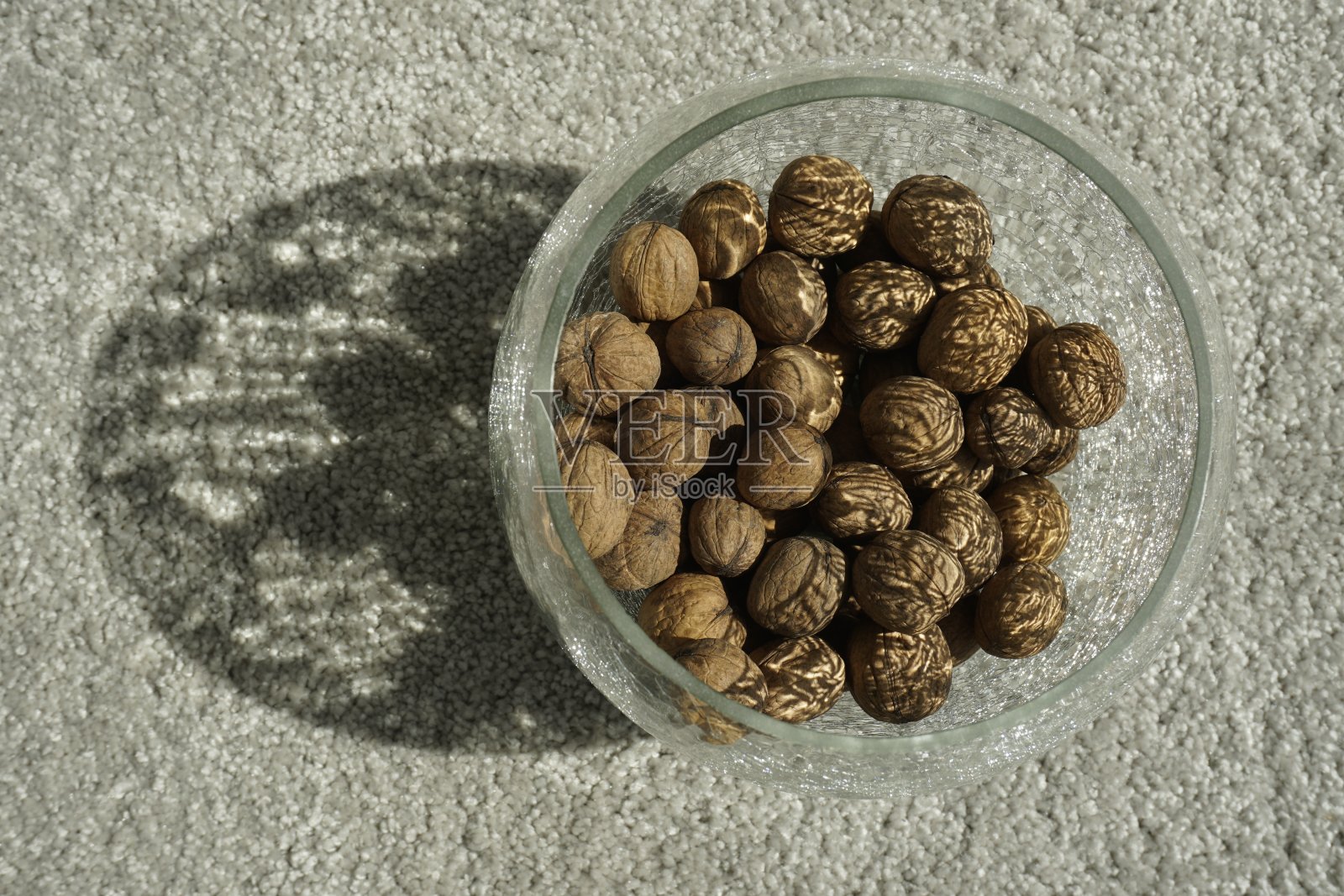 水晶花瓶里的核桃。阳光的反射和影子的戏耍照片摄影图片