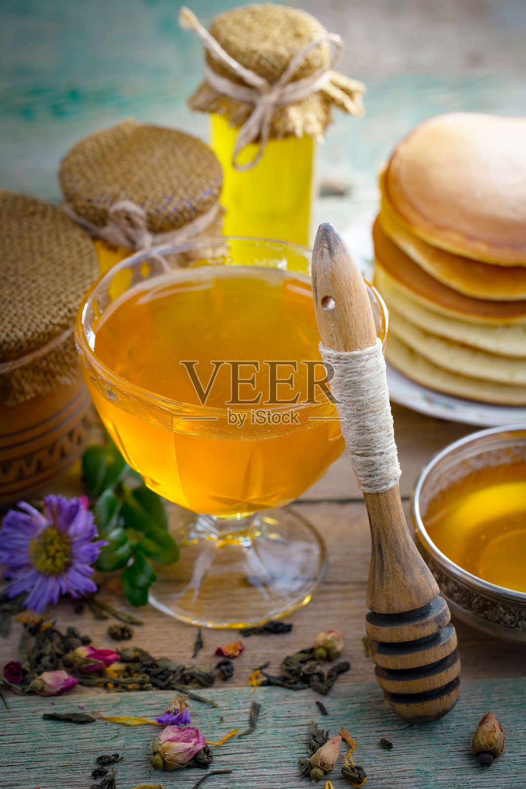 甜甜的蜜蜂蜂蜜。自然的产品。照片摄影图片