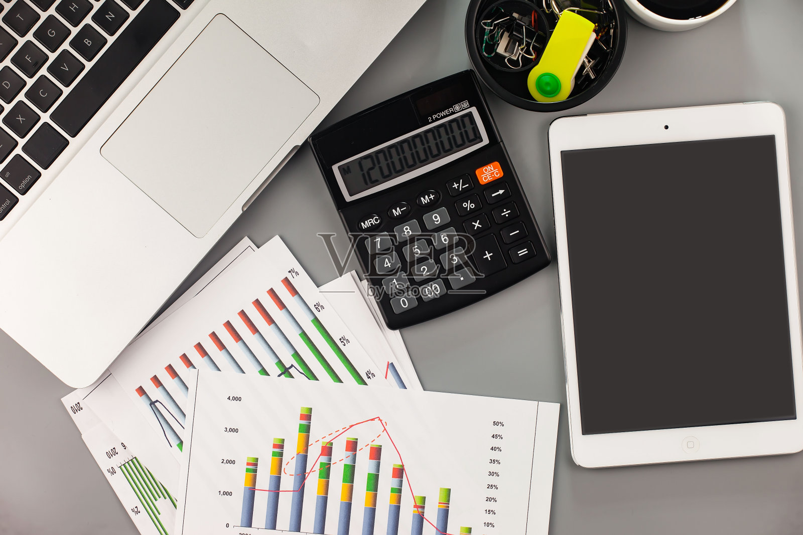 处理会计信息的办公用品。照片摄影图片