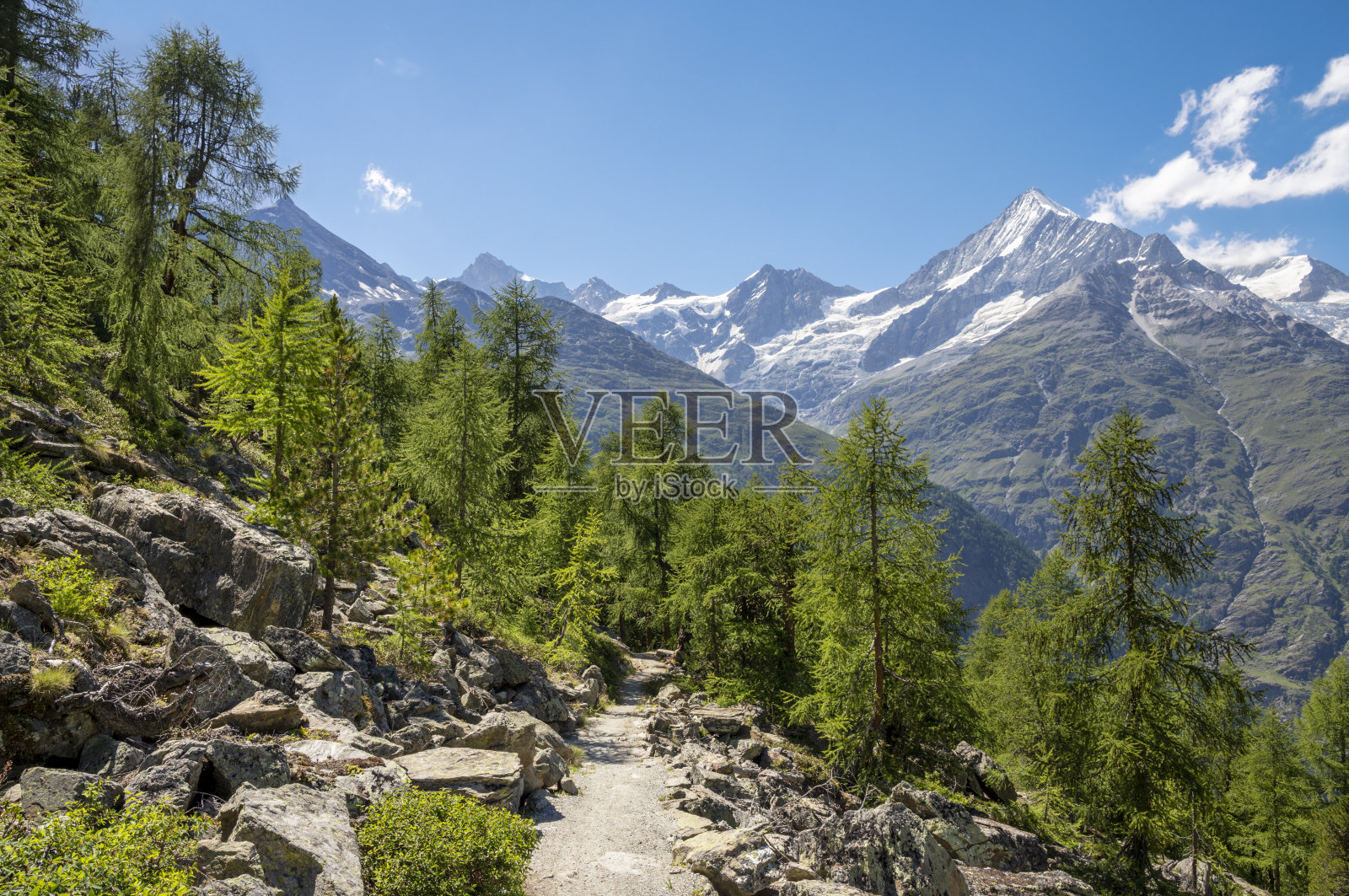 沃利萨的韦斯松峰位于马特塔尔山谷之上照片摄影图片