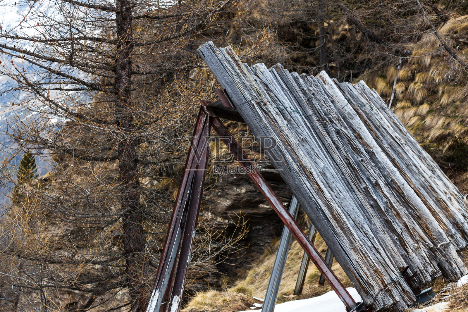 阿尔卑斯山上的雪崩栅栏照片摄影图片