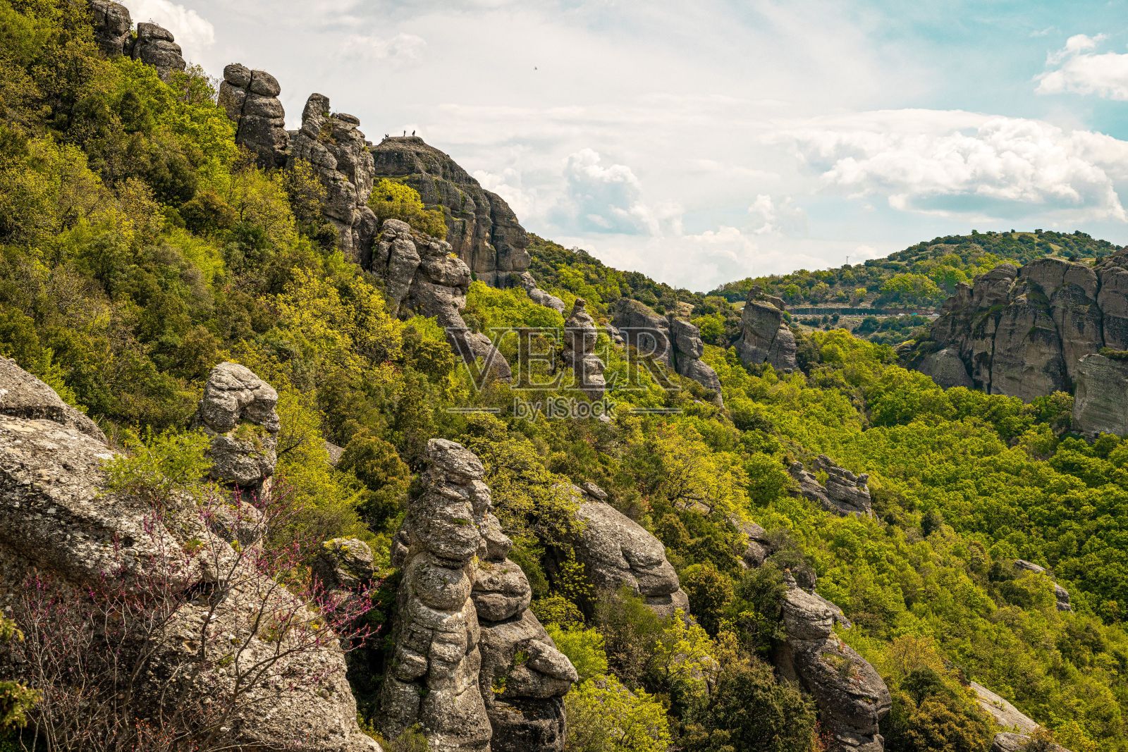 壮丽的山脉和郁郁葱葱的绿树的美景。Kalabaka,希腊。照片摄影图片