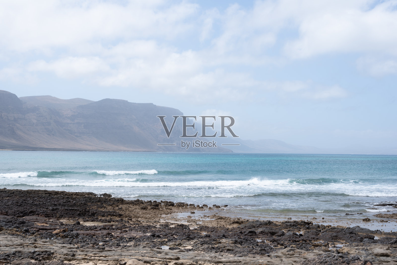 从格拉西奥萨岛旅行中看到兰萨罗特岛的法马拉岛。照片摄影图片