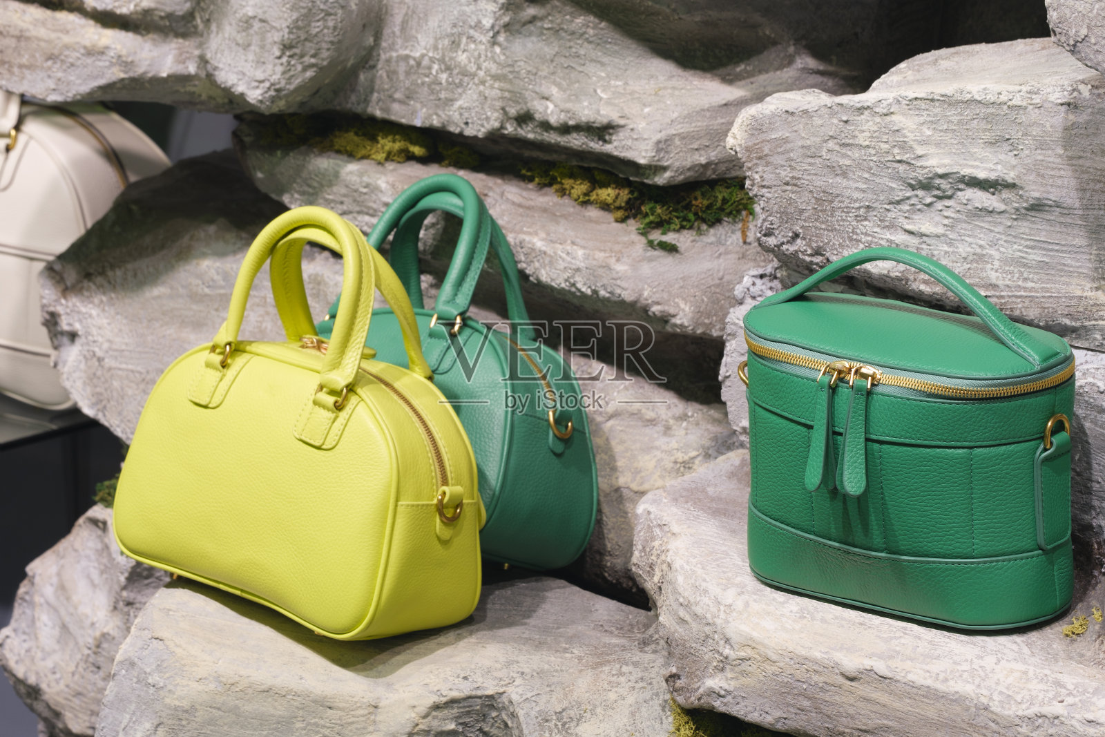 商店橱窗里的奢侈手袋照片摄影图片