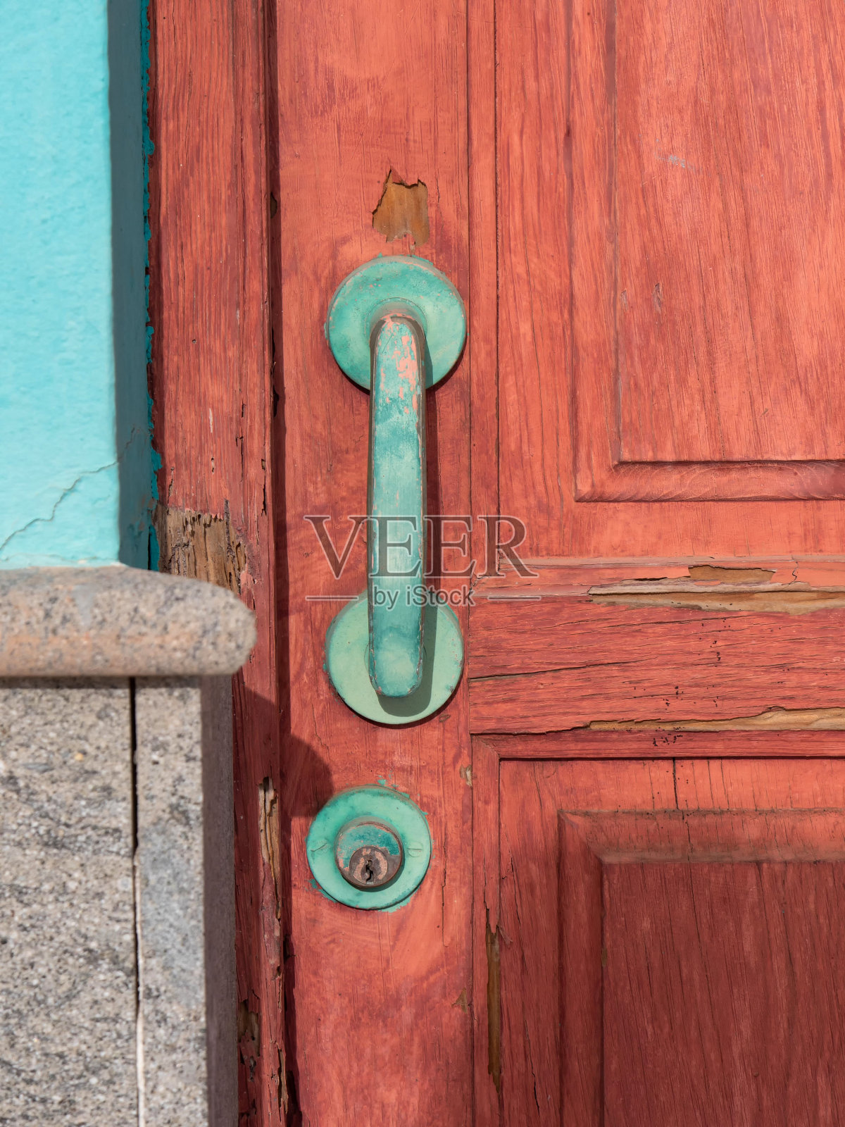 铁锈色门的部分视图，绿色把手照片摄影图片