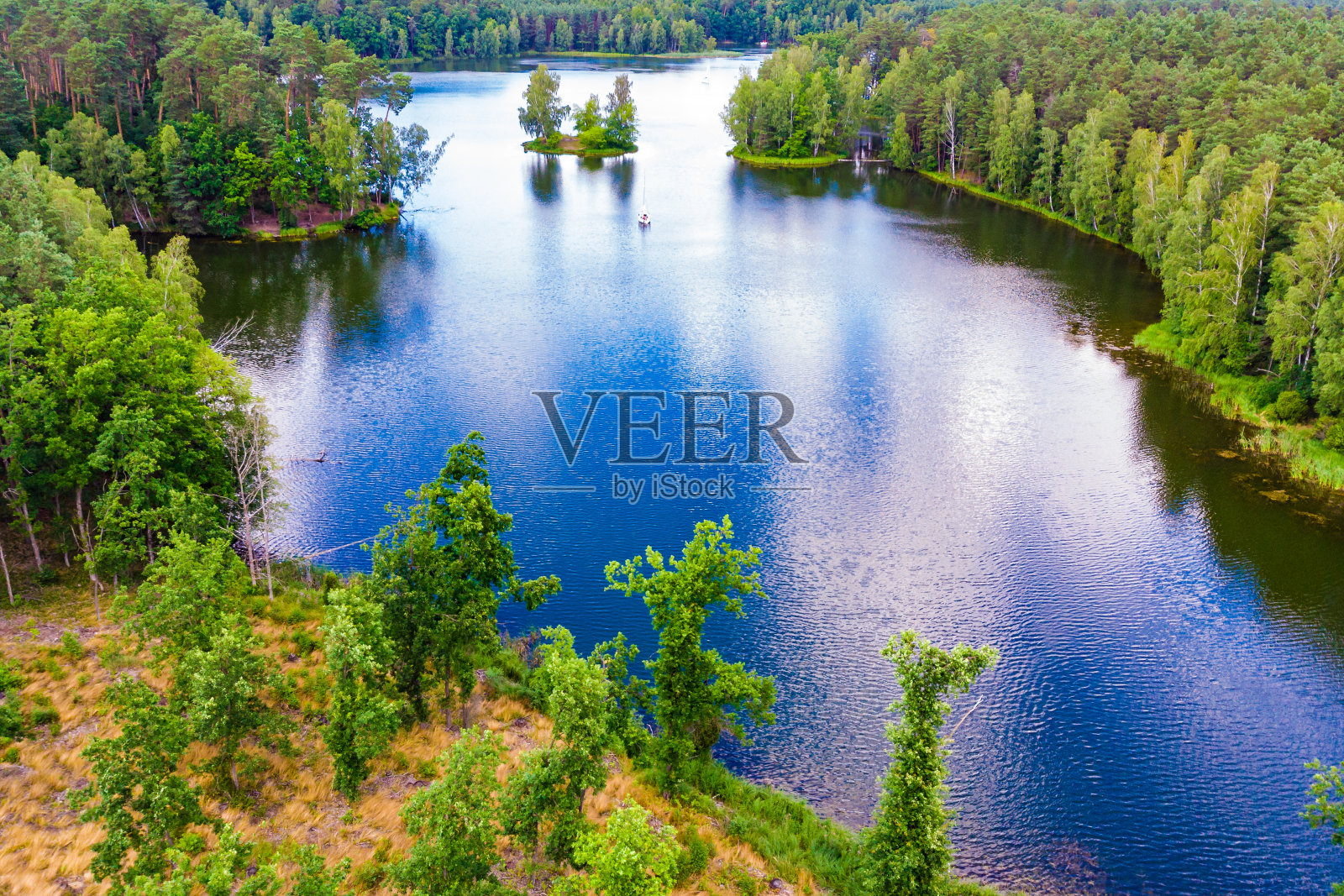 鸟瞰游艇在湖上图丘拉森林，波兰。照片摄影图片