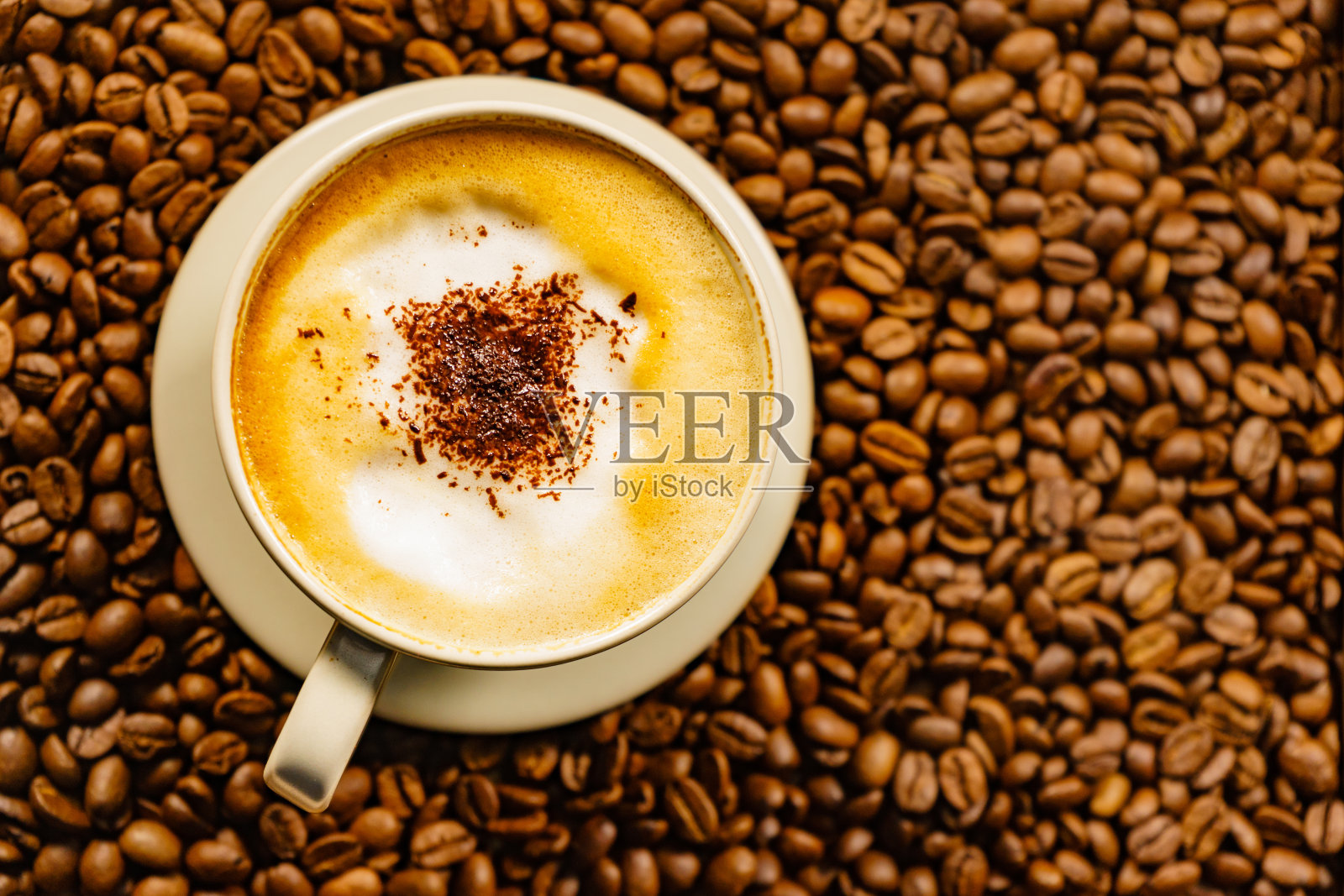 卡布奇诺杯，烤咖啡豆。照片摄影图片