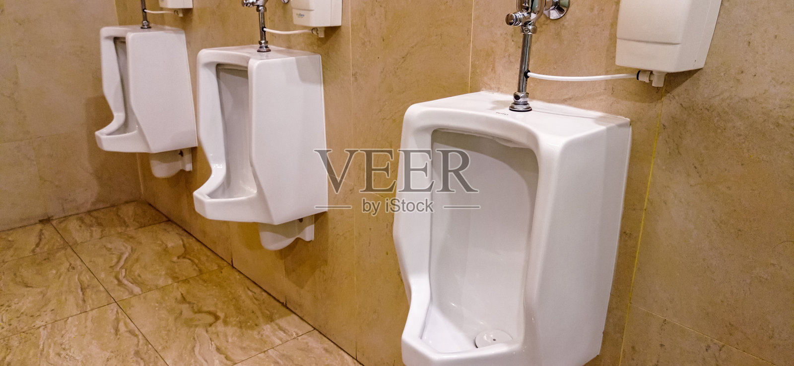 公厕里一排排的小便池照片摄影图片