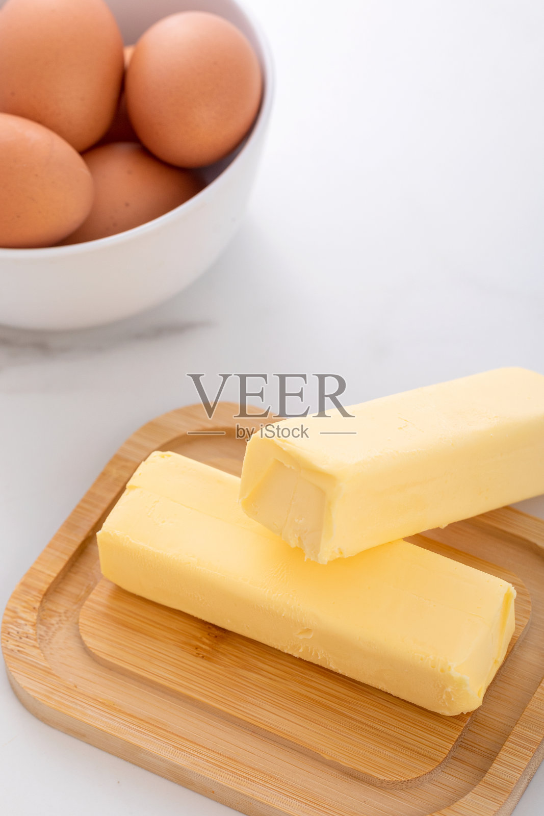 黄油棒和棕色鸡蛋是完美的食谱原料照片摄影图片