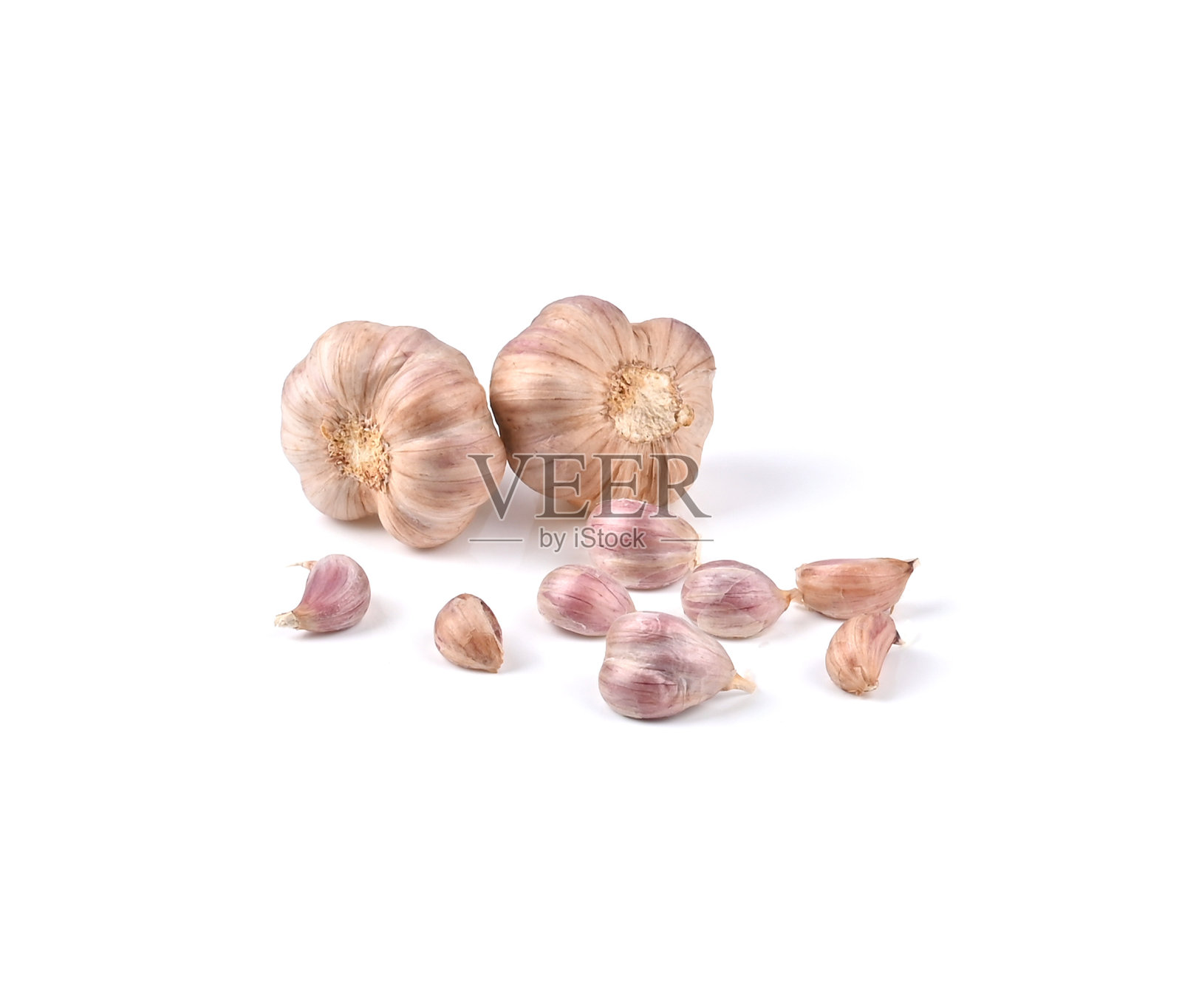 白色背景上分离的干蒜。照片摄影图片