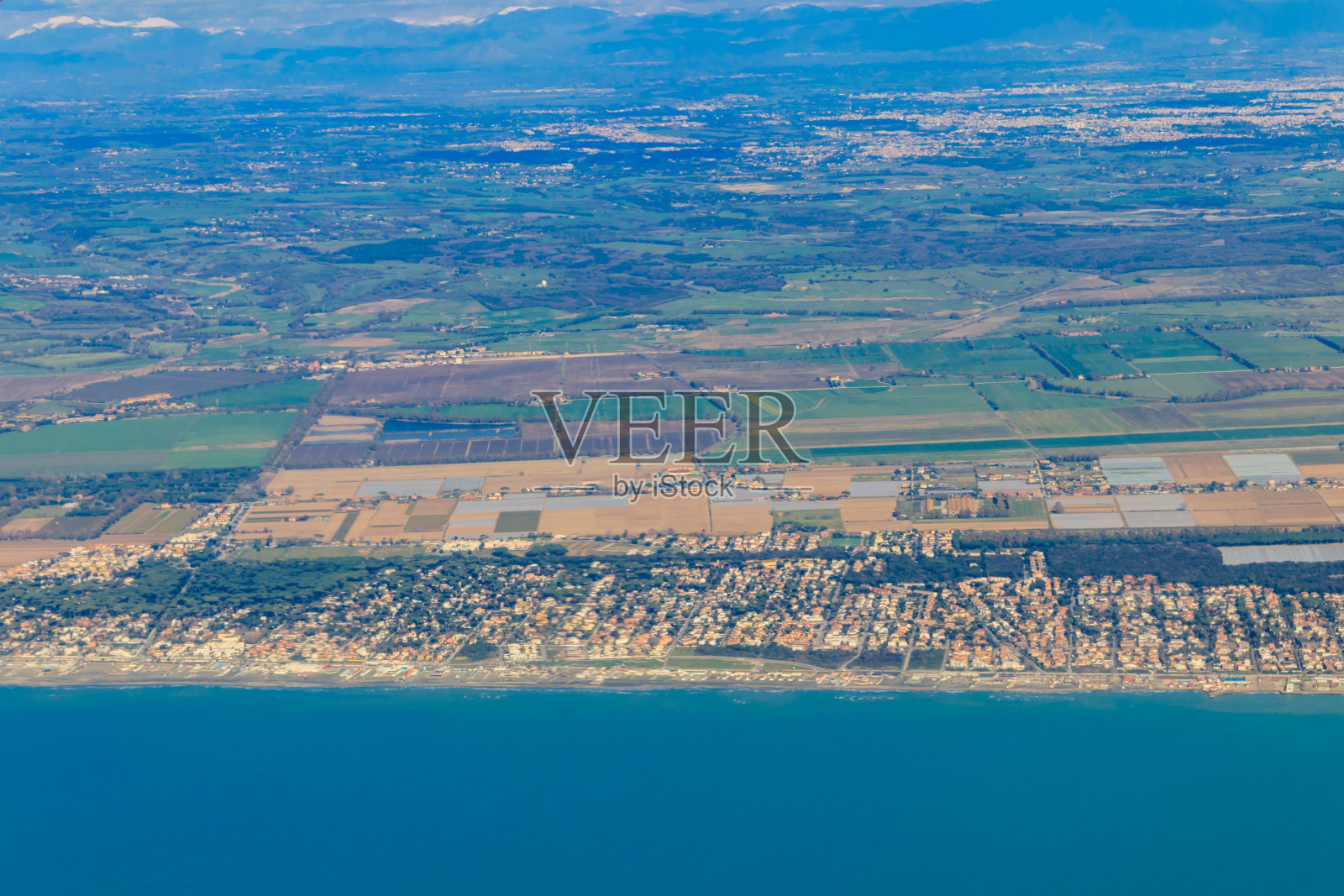 从飞机上俯瞰菲乌米奇诺湾和第勒尼安海，意大利照片摄影图片