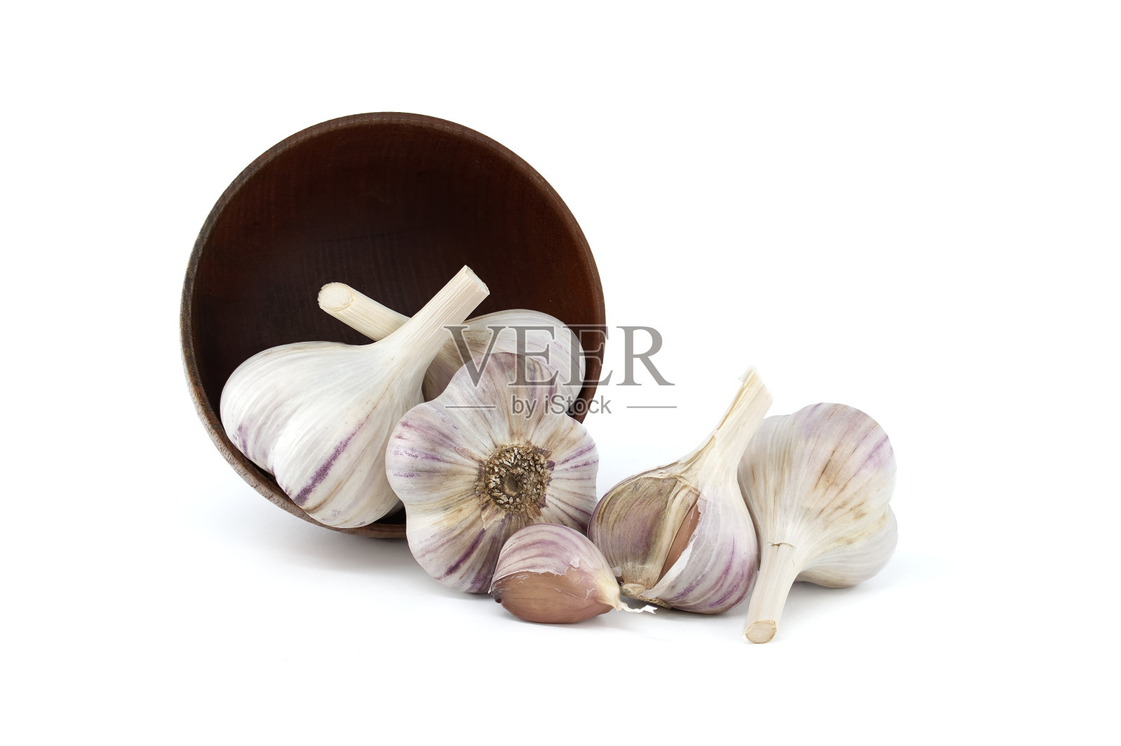 蒜头从木碗里洒出来照片摄影图片
