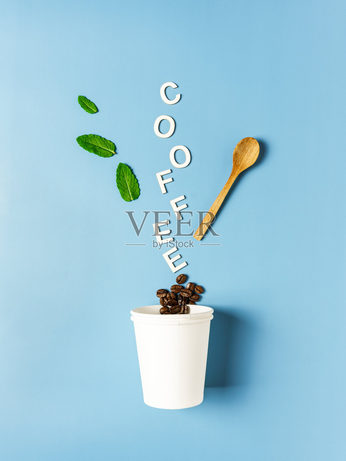 一个一次性杯子，上面写着“咖啡”和咖啡豆照片摄影图片