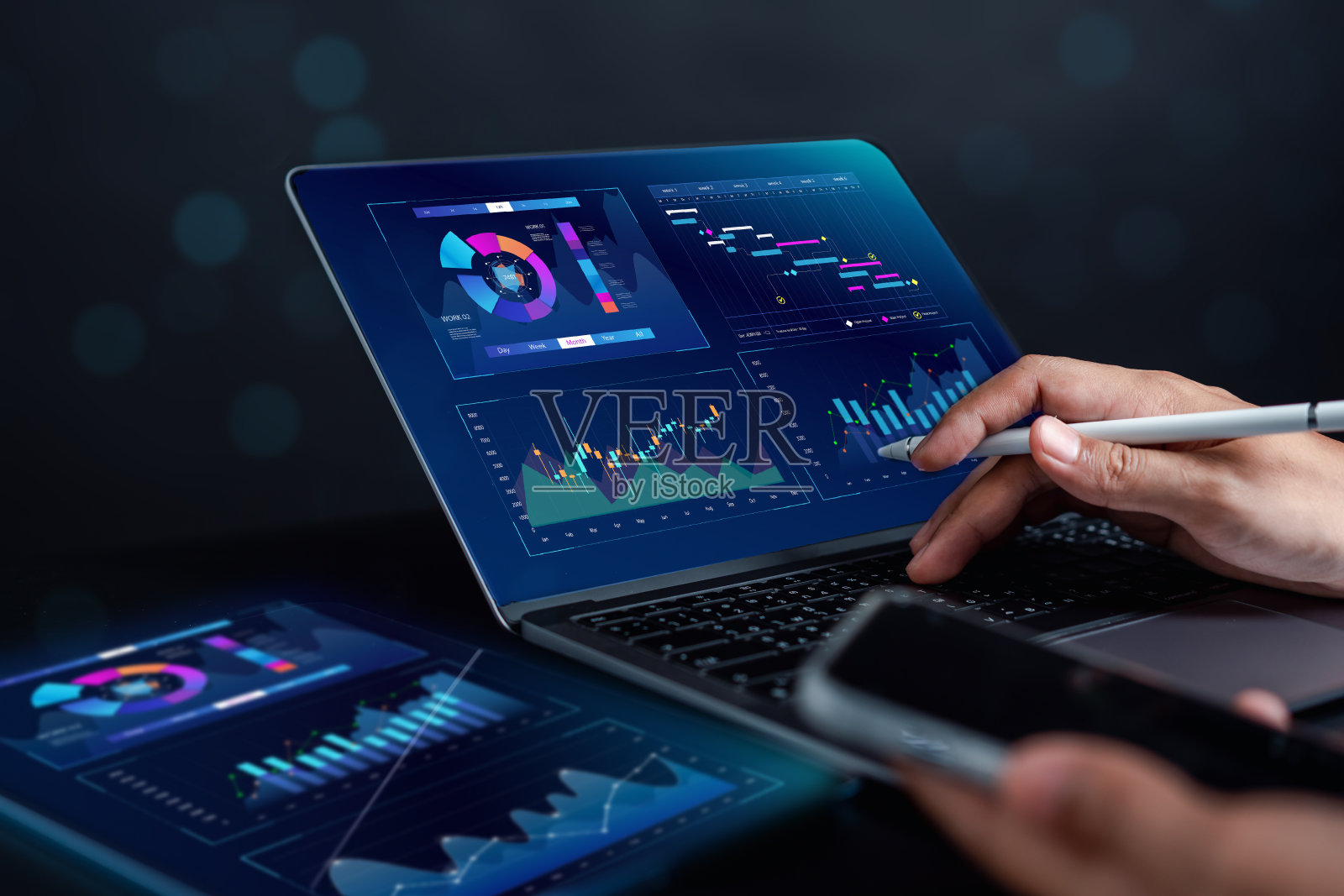 分析人员在商业分析和数据管理系统中使用计算机制作与数据库连接的KPI和指标报告。公司的财务、运营、销售、市场战略。照片摄影图片