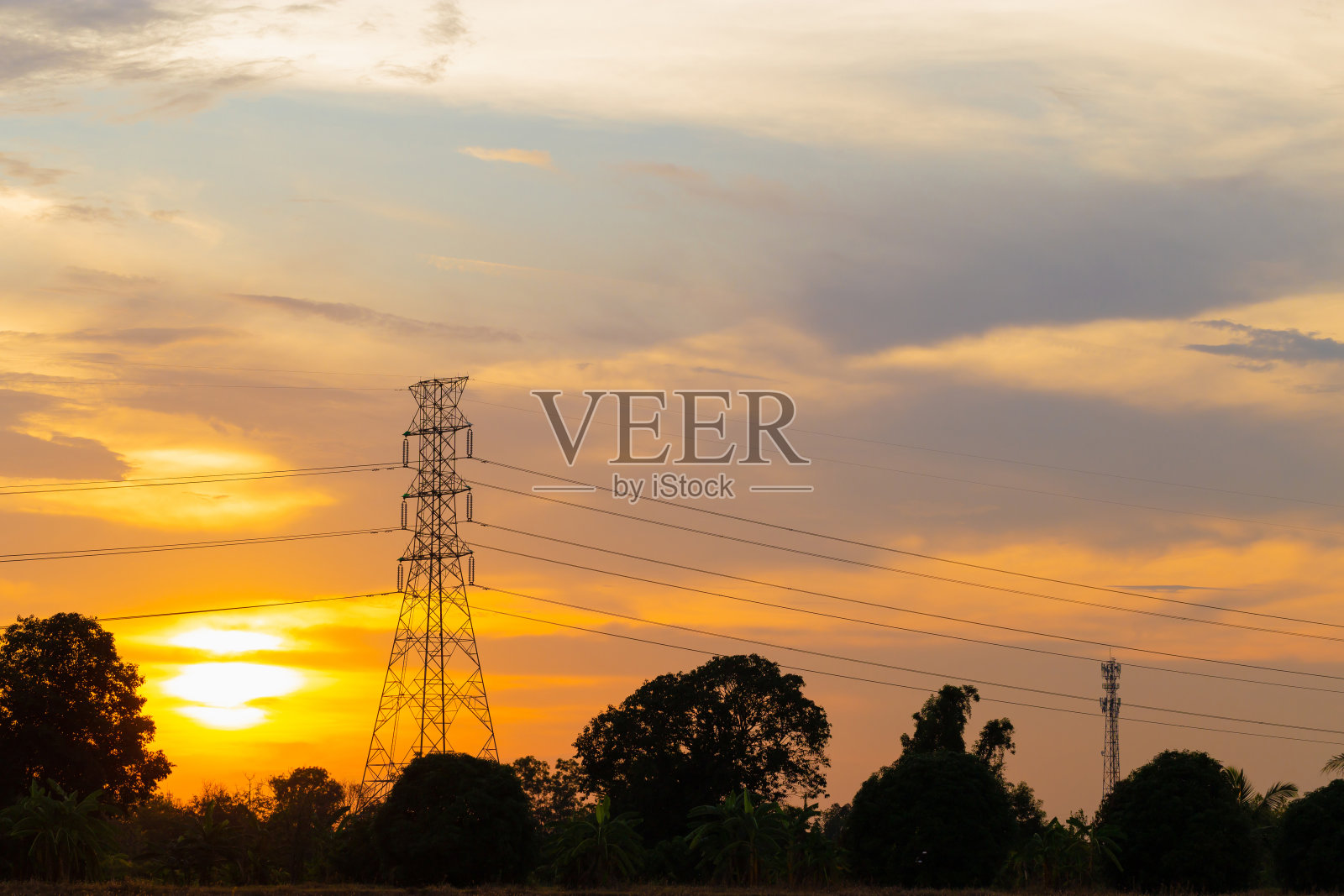 傍晚日落时高压电力塔的剪影，日落时的天空背景照片摄影图片