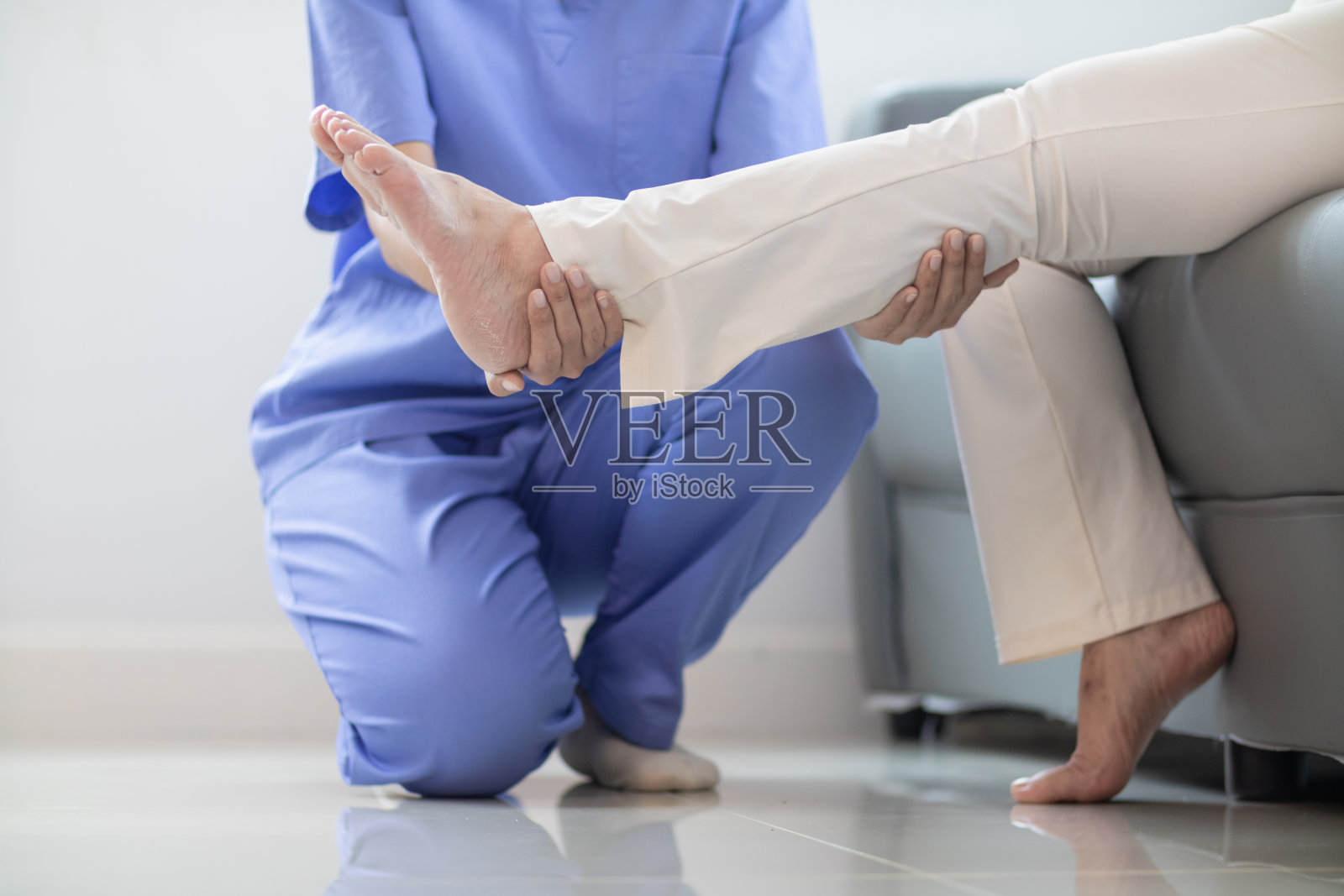 物理治疗师正在帮助老年人在经过长时间的恢复后照顾自己，他们需要定期的物理治疗来帮助他们的身体恢复。物理治疗概念照片摄影图片