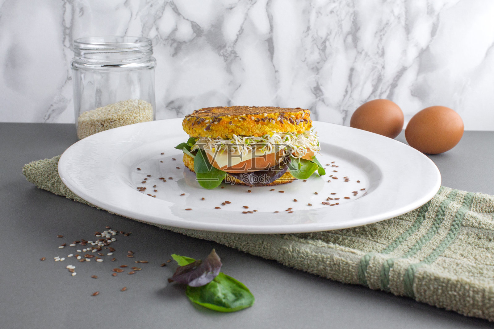 胡萝卜面包，白生菜，西红柿，苜蓿，芝麻和亚麻籽早餐照片摄影图片