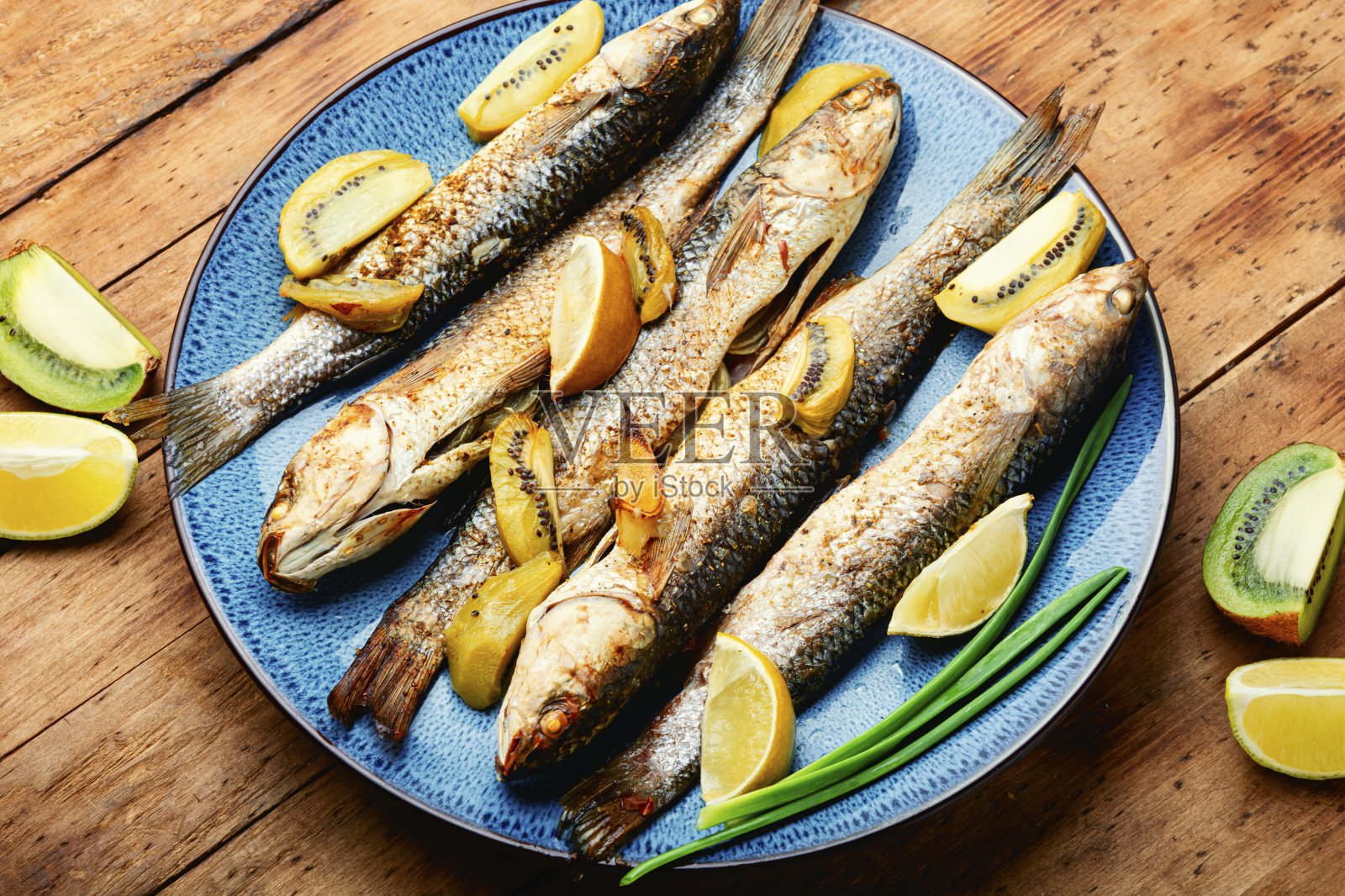 盘子里的烤鱼照片摄影图片