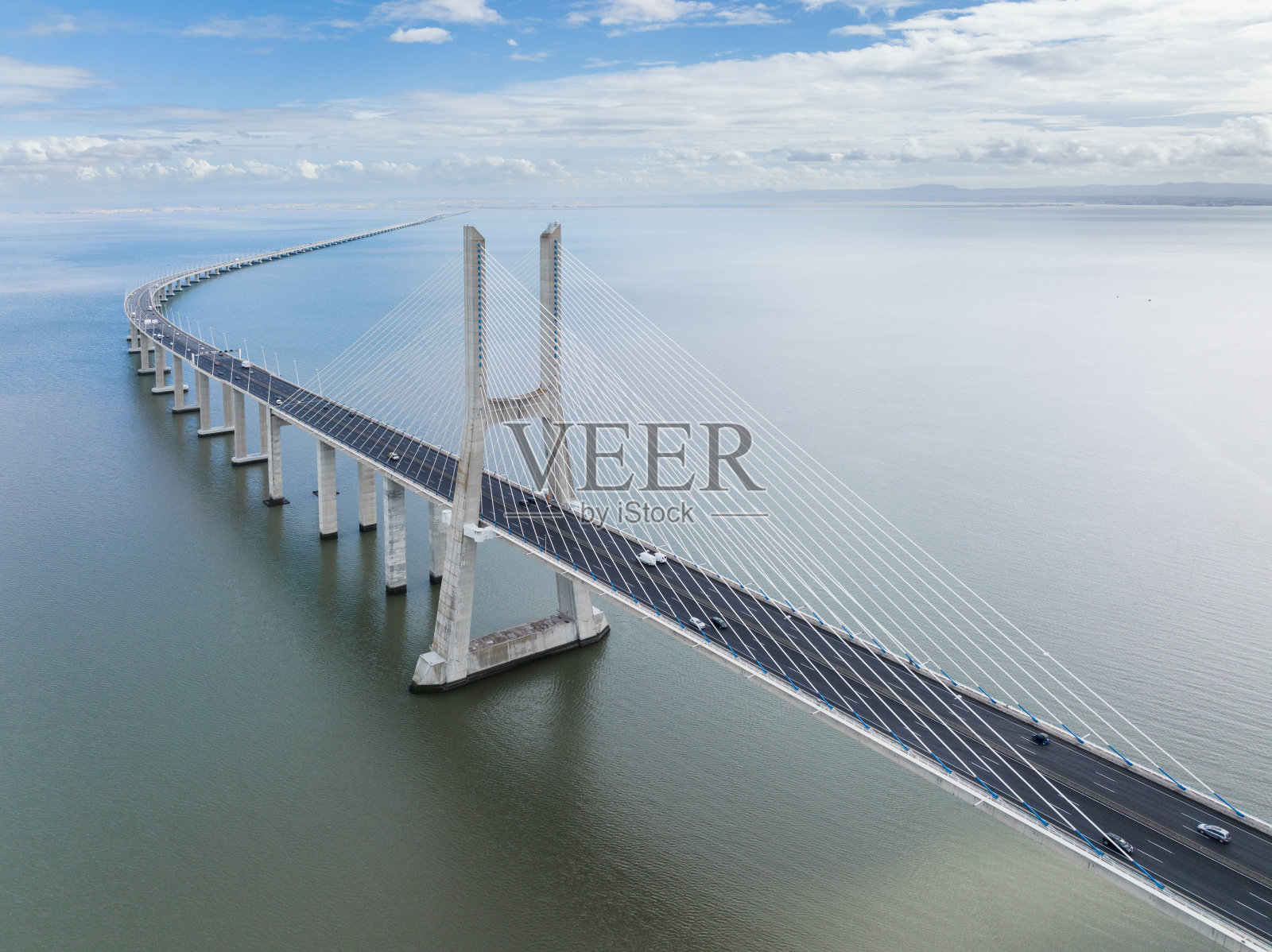 葡萄牙里斯本的瓦斯科·达伽马大桥横跨塔霍河。无人机视角照片摄影图片