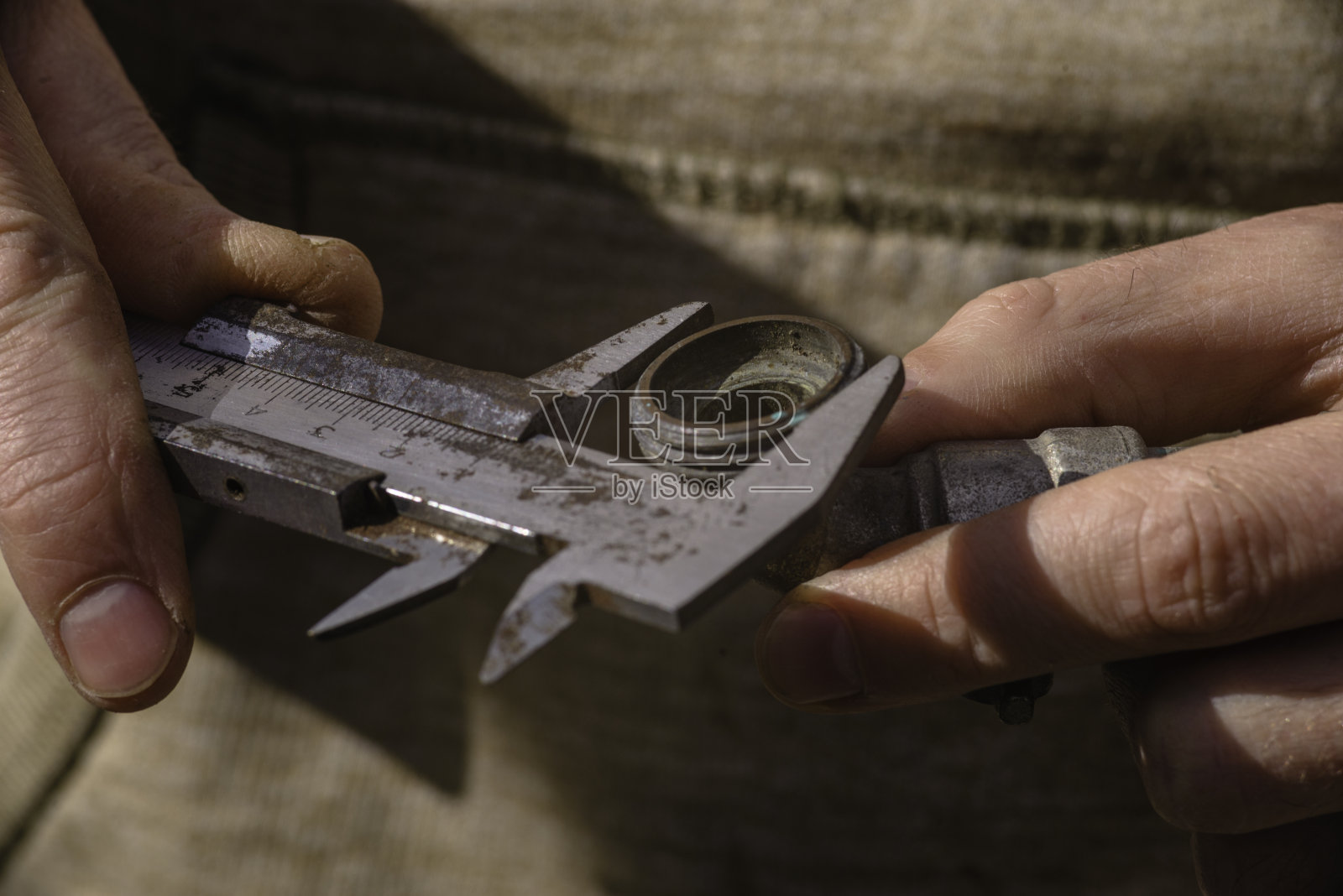 自动机械仔细测量所需零件，工人用游标卡尺对法兰内径进行测量照片摄影图片