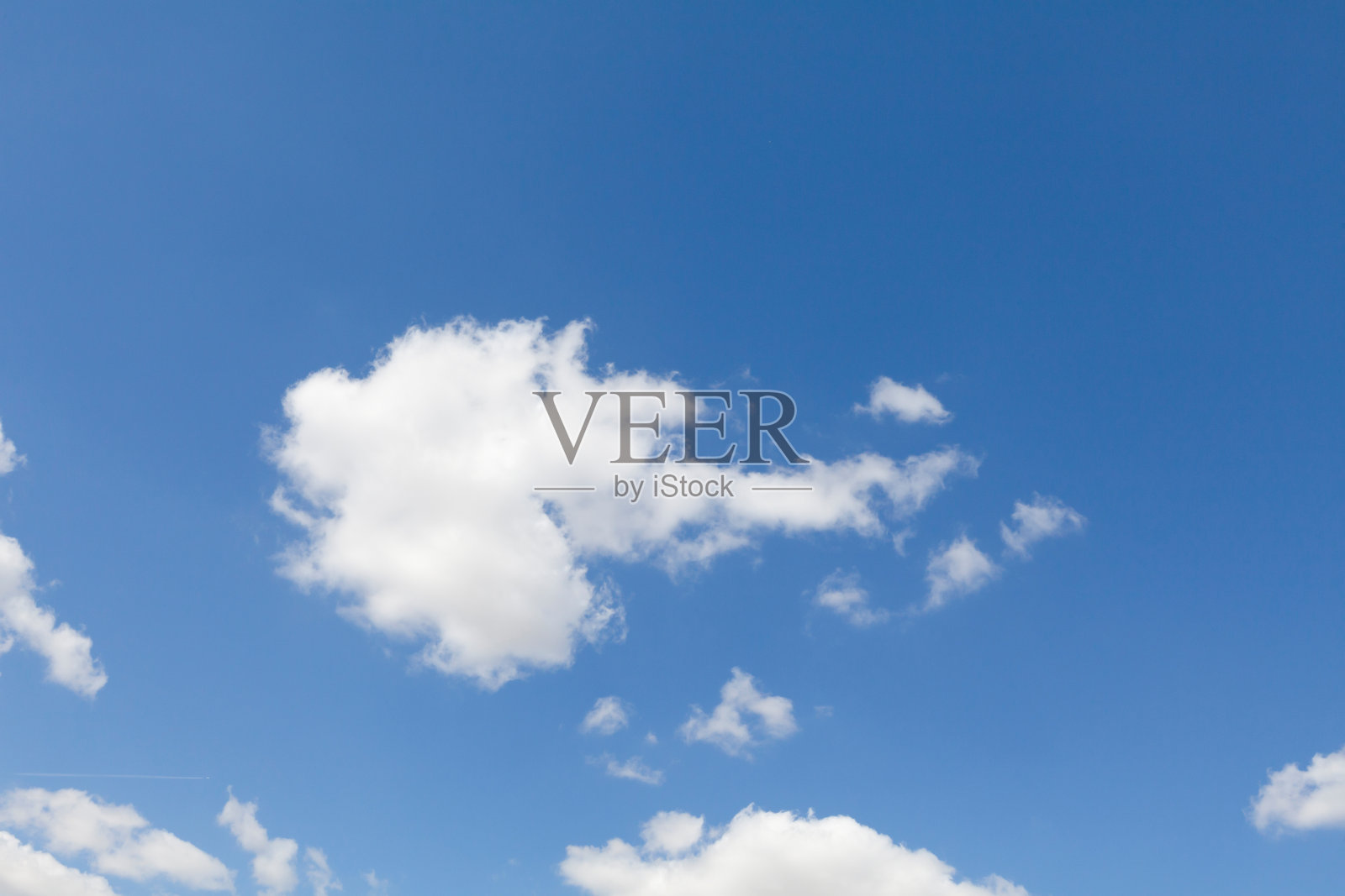 白色蓬松的云和蓝色的天空背景照片摄影图片