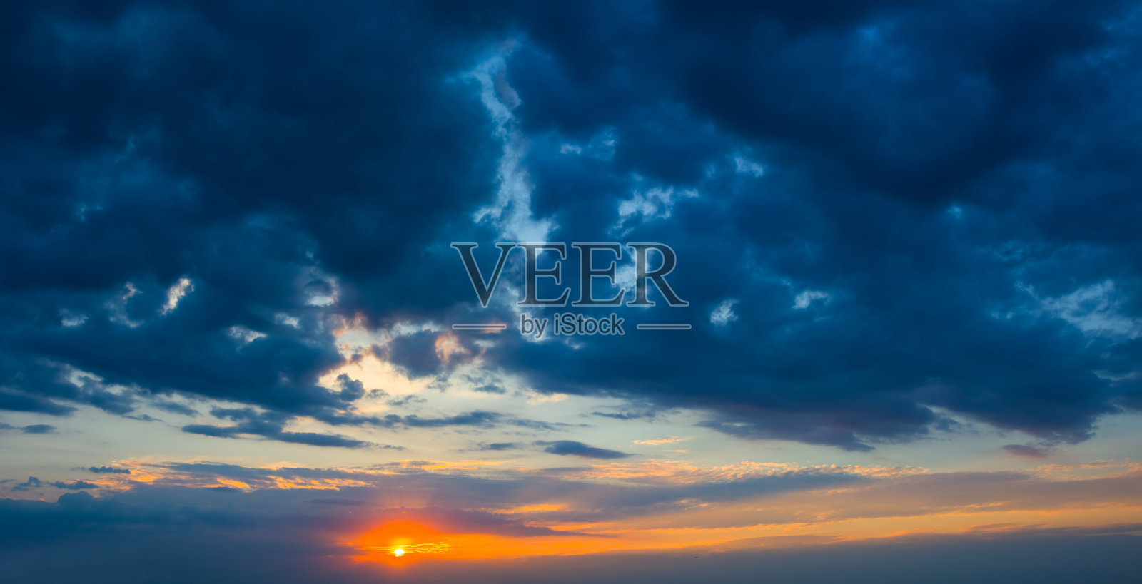 日落在戏剧性多云的天空背景照片摄影图片