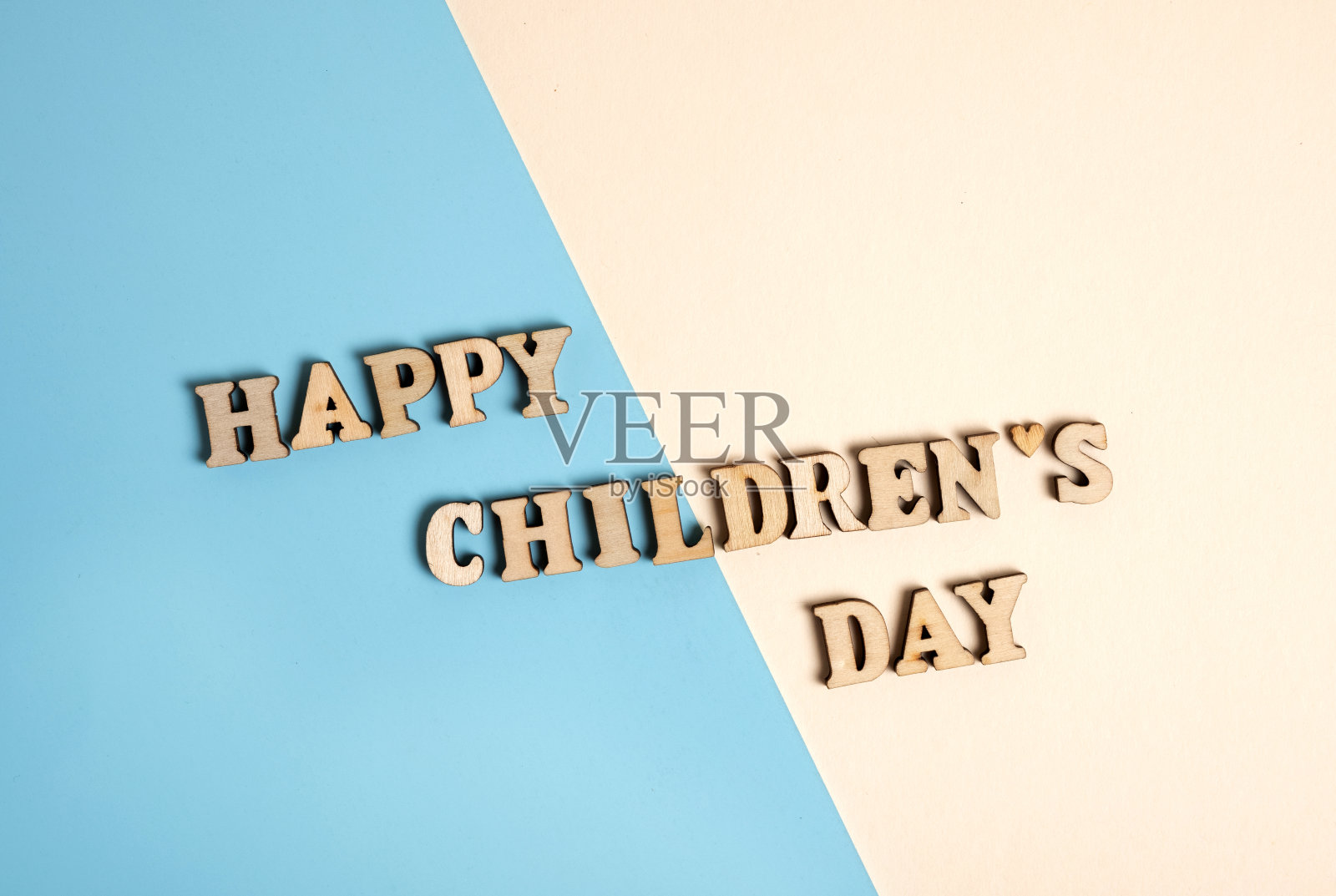 儿童节快乐，微笑来自t恤领的木块，言语来自木字母照片摄影图片