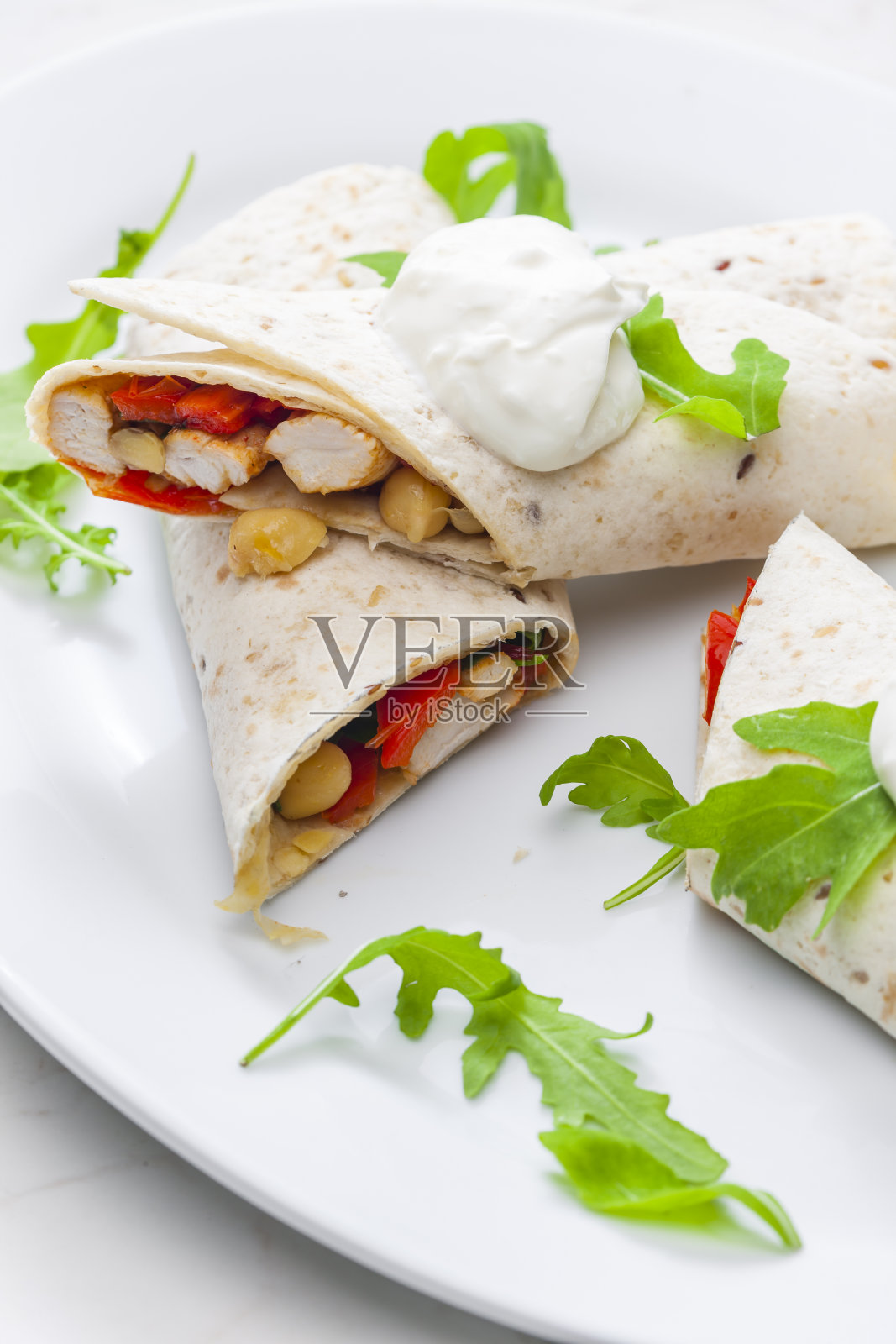 用鸡肉、红辣椒和豆子做成的玉米饼照片摄影图片